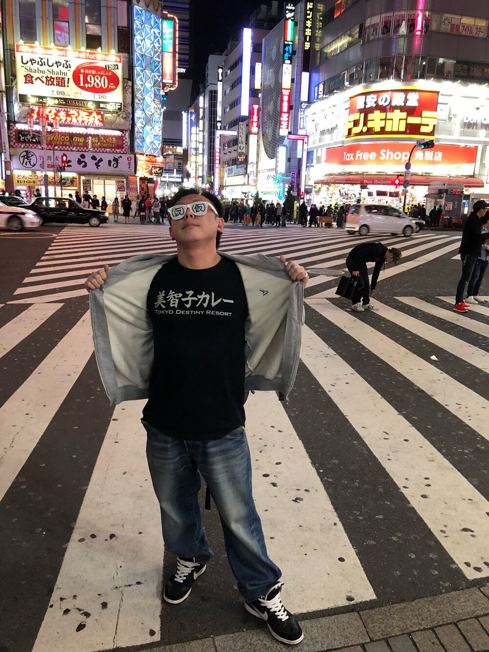 「歌舞伎町」｜「美智子カレーのアイテム（Tシャツ/カットソー、ブラック系）」を使った、しゃけさん（メンズ・170cm）の春コーディネートの1枚目の写真