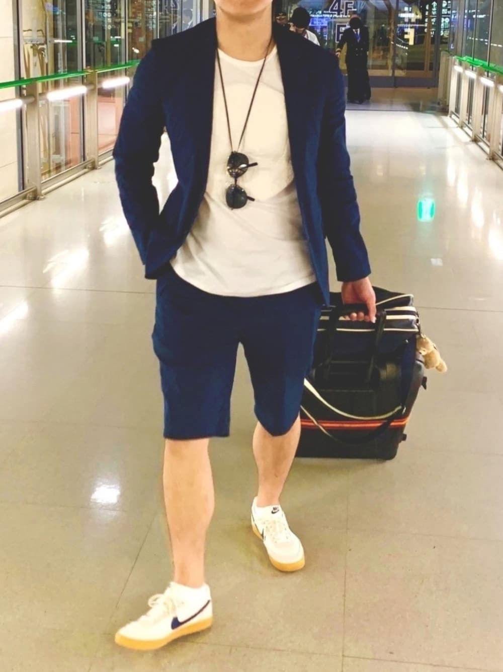 「ネイビーコーデ、空港ファッション、シンプルコーデ、飛行機スタイル、ネイビー、ダッフィー」｜「LOUIS VUITTONのアイテム（ネックレス、シルバー系）」を使った、ともだちのリバさん（メンズ・175cm）の秋コーディネートの1枚目の写真