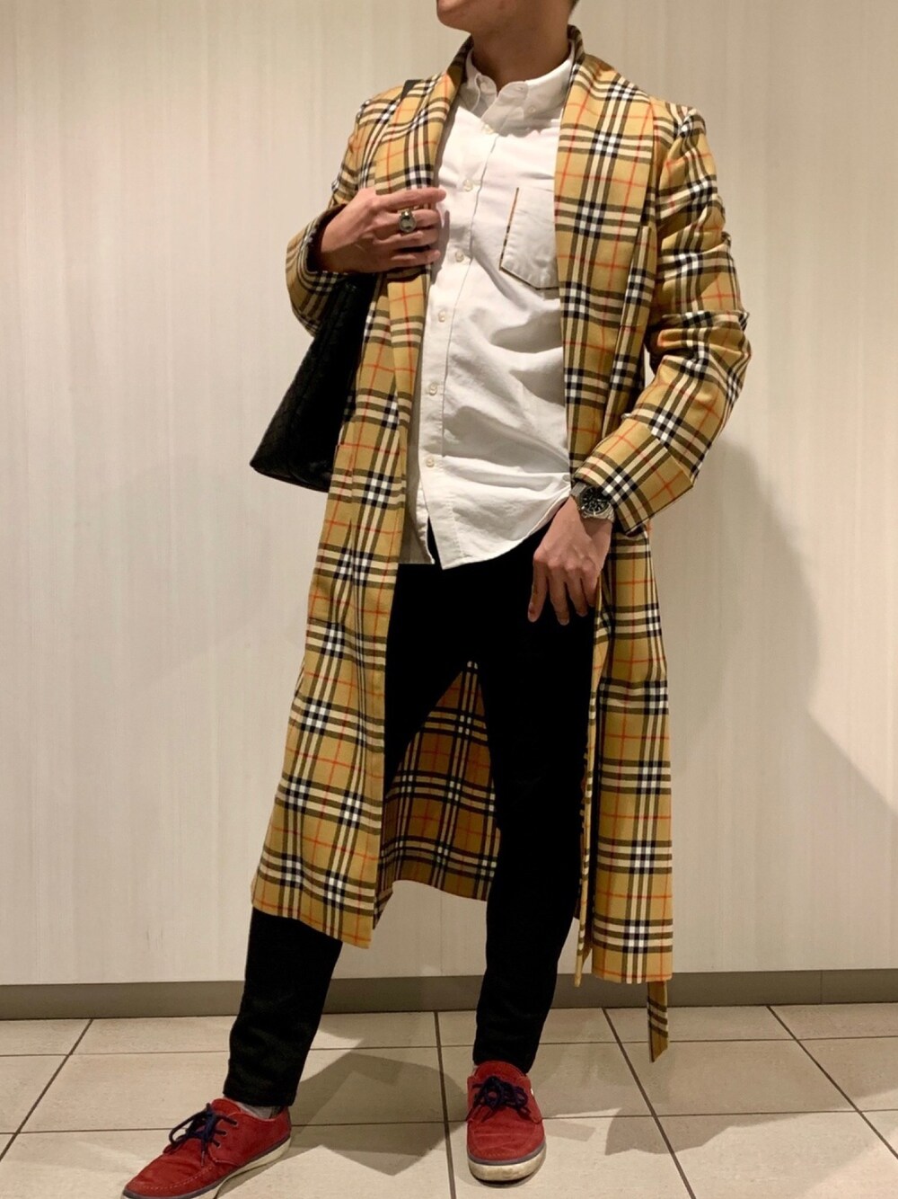 「チェック柄に恋してる、バーバリー、バーバリーチェック、おしゃれさんと繋がりたい、秋のコーデ、今日のコーデ」｜「BURBERRYのアイテム（シャツ/ブラウス、ホワイト系）」を使った、ともだちのリバさん（メンズ・175cm）の秋コーディネートの1枚目の写真