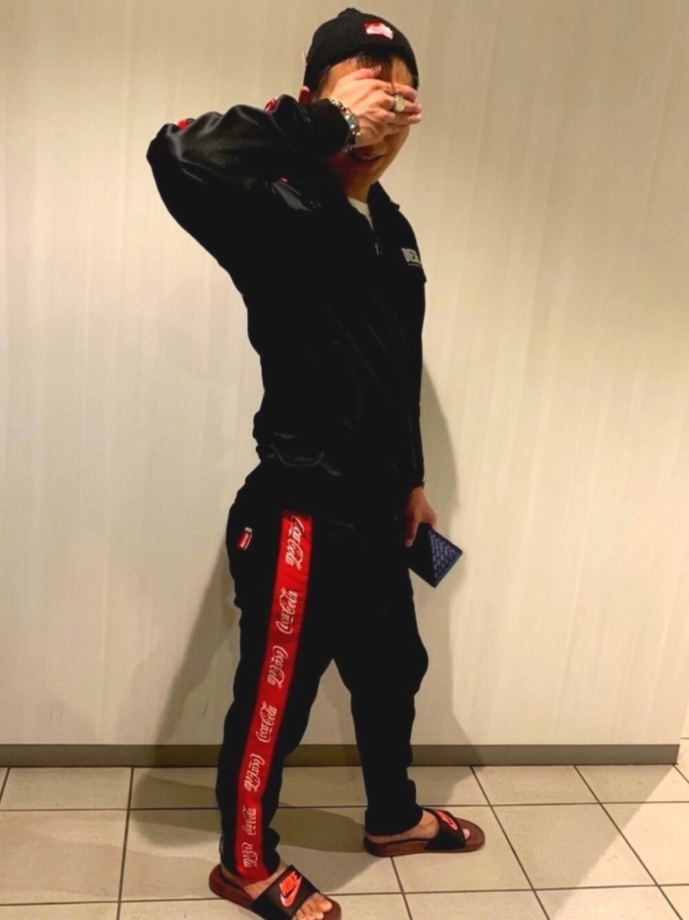 「Diesel、DIESEL×coca cola、ブラック、リラックススタイル、ジャージコーデ、買えて嬉しい、お洒落さんとつながりたい、Coca-Cola、コカコーラ」｜「DIESELのメンズ ジャージ ジップアップ スウェット DIESEL × COCA-COLA コラボデザイン（スウェット、ブラック系）」を使った、ともだちのリバさん（メンズ・175cm）の秋コーディネートの1枚目の写真