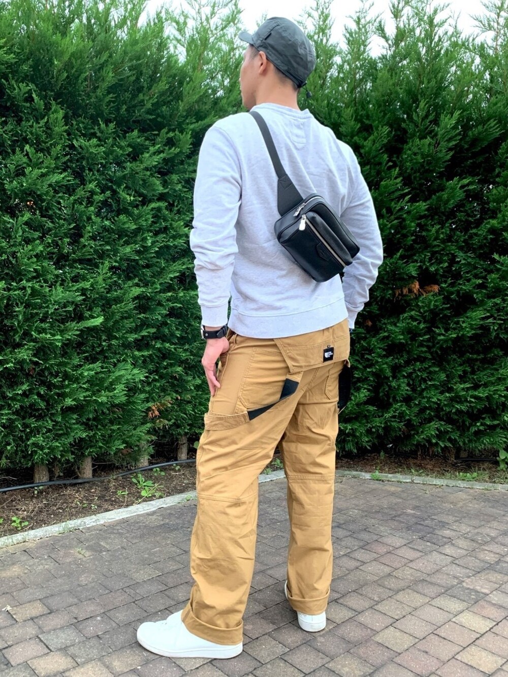 「散歩、散歩スタイル、スタバ、筋肉、おしゃれさんと繋がりたい、サロペット」｜「THE NORTH FACEのFIREFLY OVERALL（サロペット/オーバーオール、ブラウン系）」を使った、ともだちのリバさん（メンズ・175cm）の秋コーディネートの1枚目の写真