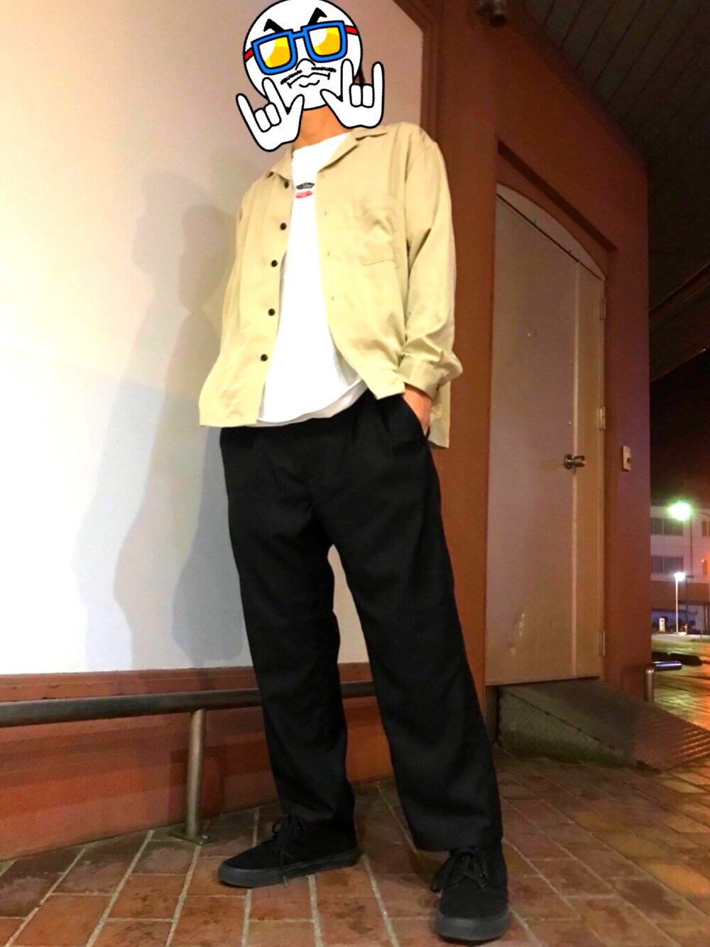 ブラック系のスラックス、ホワイト系のTシャツ/カットソー、ベージュ系のシャツ/ブラウスを着用したメンズの冬コーディネートの1枚目の写真