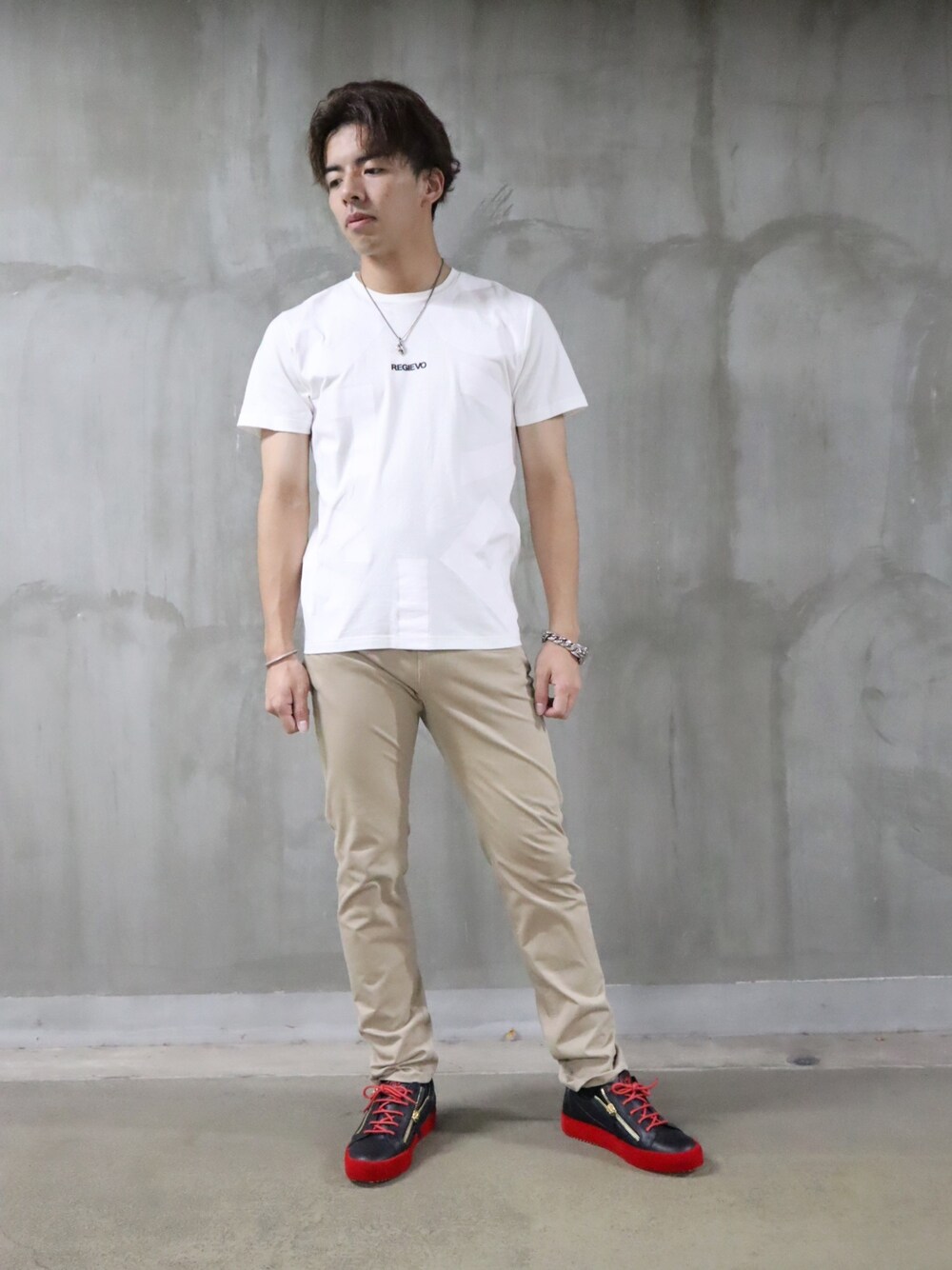 「秋のコーデ、シンプルコーデ、カジュアル、REGIEVO、RE730、GUCCI、GU、Giuseppe Zanotti、ROLEX、Chrome Hearts」｜「REGIEVOの【REGIEVO】REGIEVOラウンドロゴTシャツ（Tシャツ/カットソー、ホワイト系）」を使った、藤田誠樹さん（メンズ・176cm）の秋コーディネートの1枚目の写真
