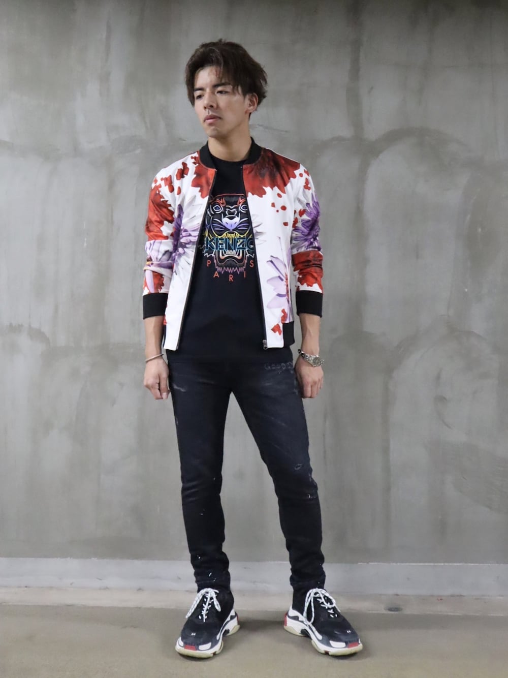 「秋のコーデ、ストリート、ストリートMIX、REGIEVO、RE730、KENZO、ROYAL FLASH、BALENCIAGA、triples、スニーカー」｜「REGIEVOのアイテム（ジャケット/アウター、ホワイト系）」を使った、藤田誠樹さん（メンズ・176cm）の秋コーディネートの1枚目の写真