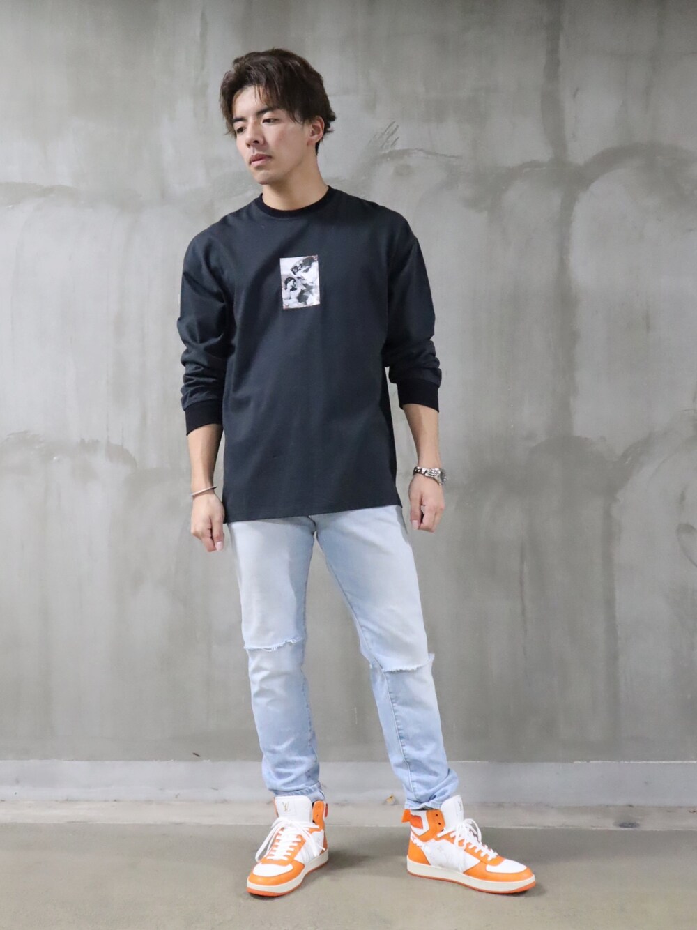 「秋のコーデ、おしゃれさんと繋がりたい、レジエボ、REGIEVO、RE730、H&M、LouisVuitton、ROLEX、Chrome Hearts、ストリート」｜「RE730の【RE730】アートプリント　テープデザイン　ビッグシルエットロンＴ（Tシャツ/カットソー、ホワイト系）」を使った、藤田誠樹さん（メンズ・176cm）の秋コーディネートの1枚目の写真
