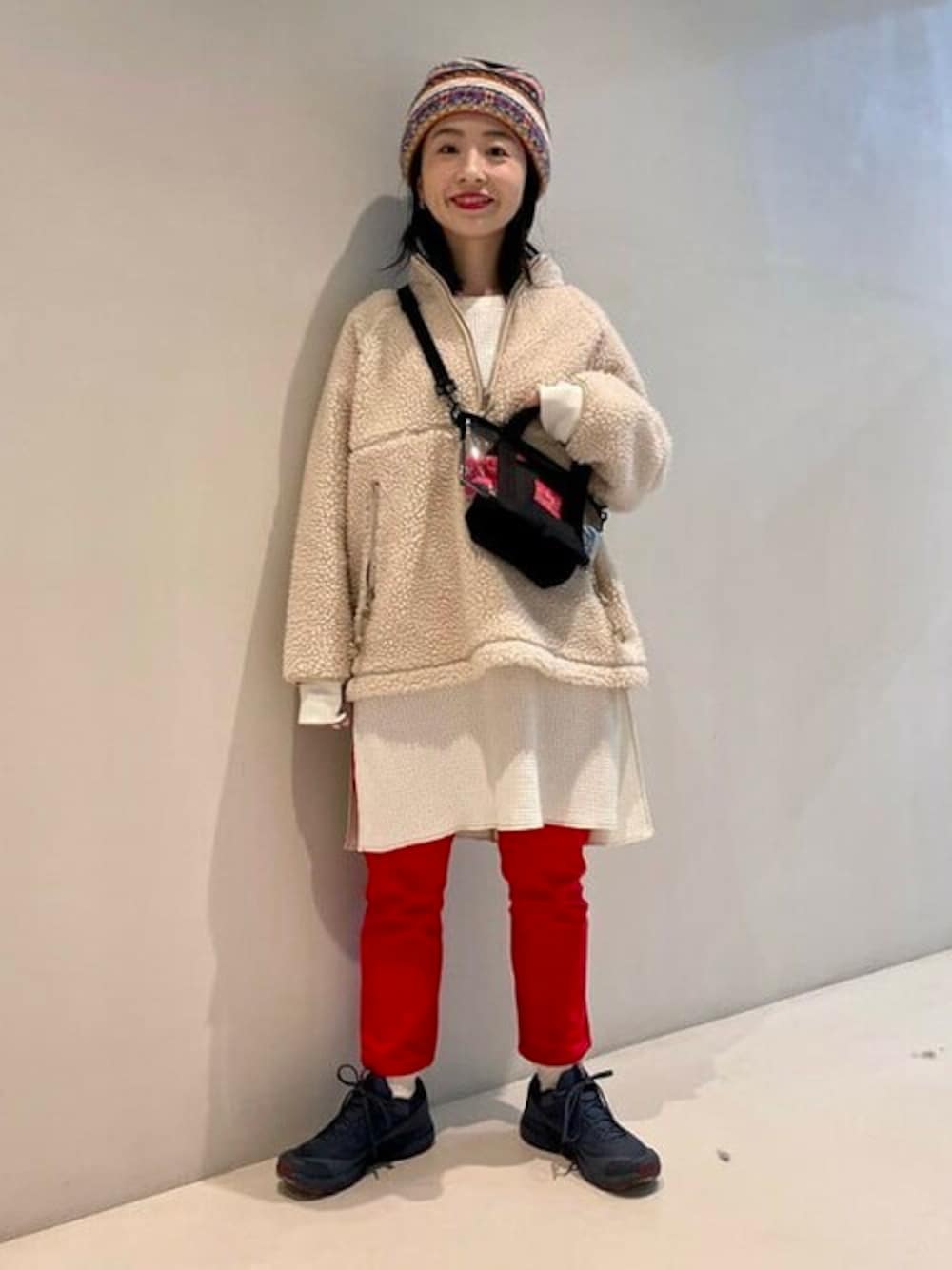 ベージュ系のブルゾン、ブラック系のトートバッグ、ホワイト系のTシャツ/カットソーを着用したレディースの秋コーディネートの1枚目の写真