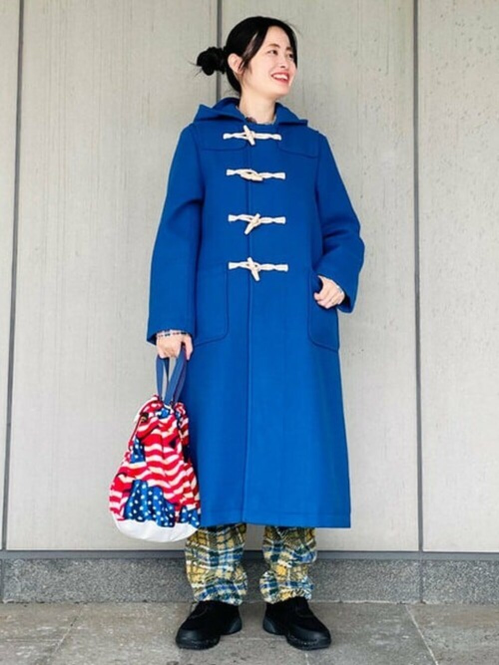 「ダッフルコート、冬コーデ、ロングコート、休日スタイル、チェックパンツ、BEAMS BOY、ボアパンツ、チェック柄に恋してる」｜「BEAMS BOYのBEAMS BOY / メルトン ロング ダッフルコート（ダッフルコート、ブルー系）」を使った、BEAMS BOYさん（レディース・159cm）の冬コーディネートの1枚目の写真
