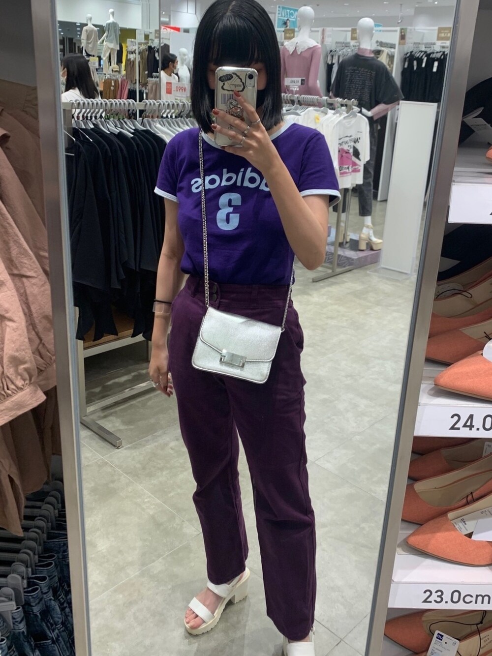「adidas、ムラサキコーデ、紫」｜「adidasのアイテム（Tシャツ/カットソー、パープル系）」を使った、ᴹᴬᴿᴼᴺさん（レディース・159cm）の夏コーディネートの1枚目の写真