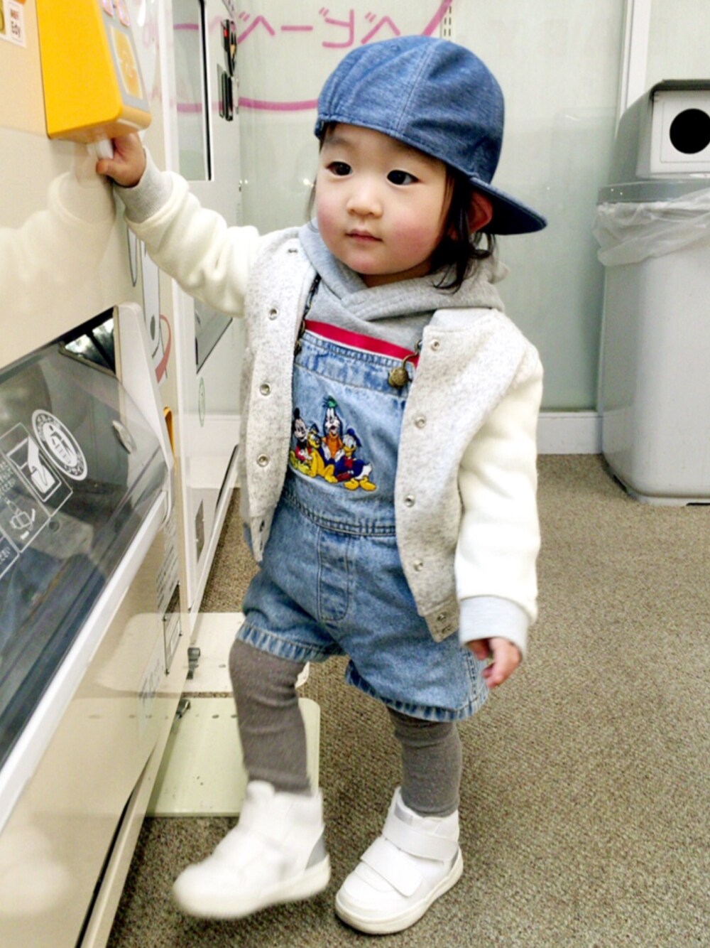 「kids、男の子コーデ、女の子、1歳、キッズコーデ、プチプラ、古着、プティマイン、H&M、ディズニー」｜「no brandのアイテム（パーカー、グレー系）」を使った、さーちゃんさん（キッズ・80cm）の春コーディネートの1枚目の写真