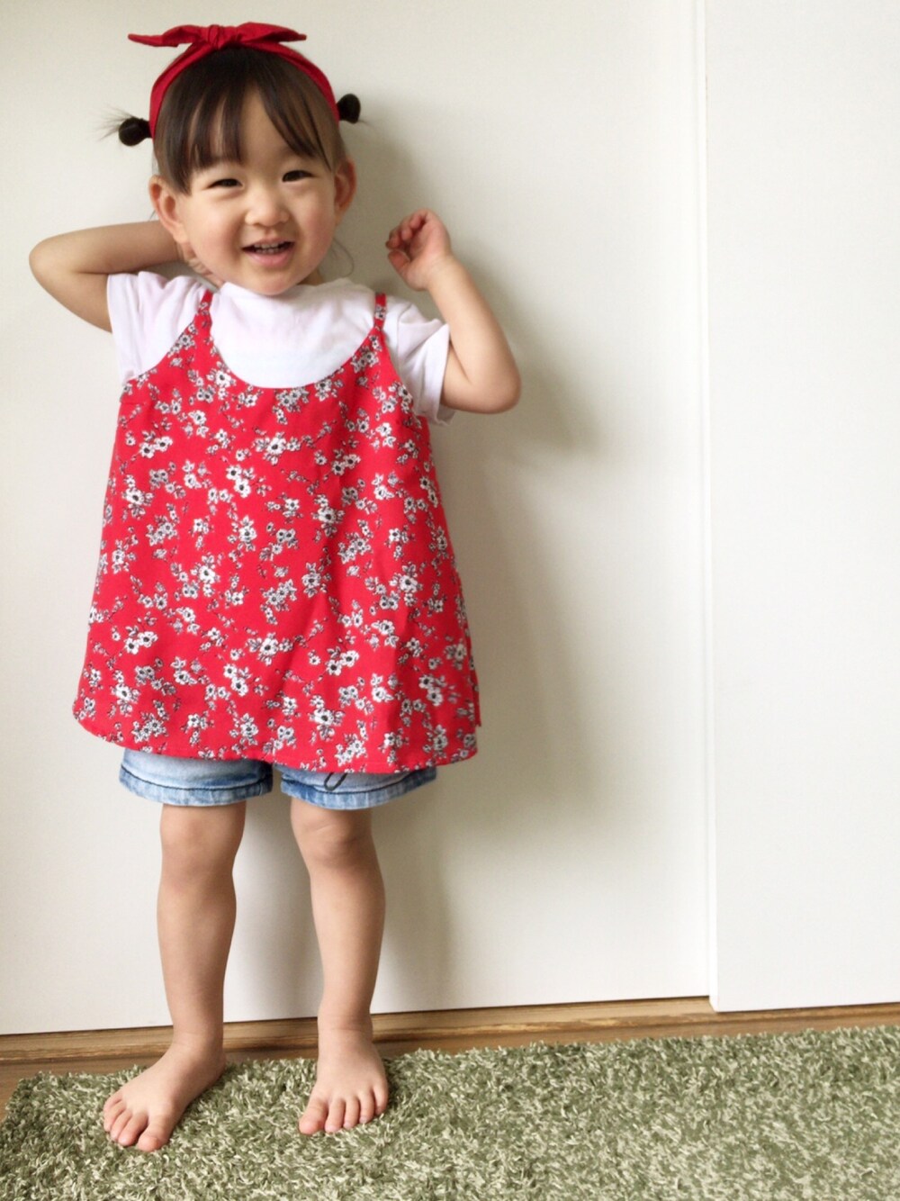 「女の子、1歳、夏コーデ、GLOBAL WORK、JENNI、ヘアバン、キッズコーデ、キッズファッション、baby、kids」｜「GLOBAL WORKの【キッズ】アソートキャミレイヤープルオーバー半袖/746099（Tシャツ/カットソー、レッド系）」を使った、さーちゃんさん（キッズ・80cm）の春コーディネートの1枚目の写真
