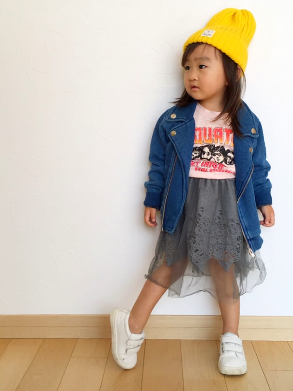 「2歳、女の子、ロック、韓国子供服、petit main、プチプラ、秋コーデ、キッズコーデ、キッズファッション」｜「petit mainのベルクロスニーカー（スニーカー、ホワイト系）」を使った、さーちゃんさん（キッズ・90cm）の秋コーディネートの1枚目の写真