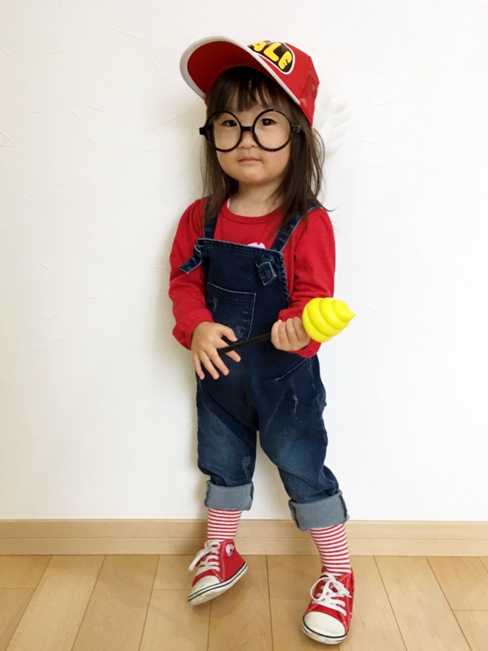 「2歳、女の子、アラレちゃん、仮装、ハロウィン、コスプレ、サロペット、キッズコーデ、韓国子供服、wearhalloween2017」｜「CONVERSEのアイテム（スニーカー、レッド系）」を使った、さーちゃんさん（キッズ・90cm）の秋コーディネートの1枚目の写真