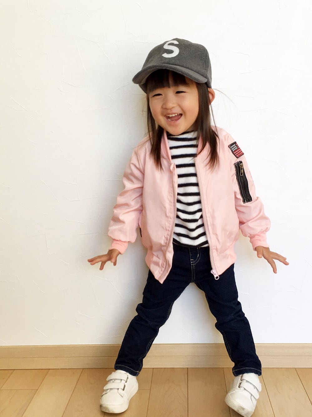 「2歳、女の子、キッズコーデ、ユニクロ、petit main、プティマイン、MA-1、ダイソー、デニム、韓国子供服」｜「petit mainのアイテム（スニーカー、ホワイト系）」を使った、さーちゃんさん（キッズ・90cm）の秋コーディネートの1枚目の写真