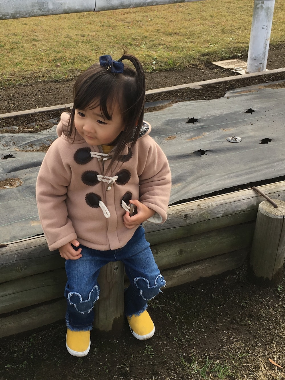 「2歳、娘、女の子、韓国子供服、モニターモデル、ダッフルコート、キッズコーデ、キッズファッション、秋冬コーデ」｜「Ampersandのベビー無地スリッポン（スリッポン、イエロー系）」を使った、さーちゃんさん（キッズ・90cm）の秋コーディネートの1枚目の写真