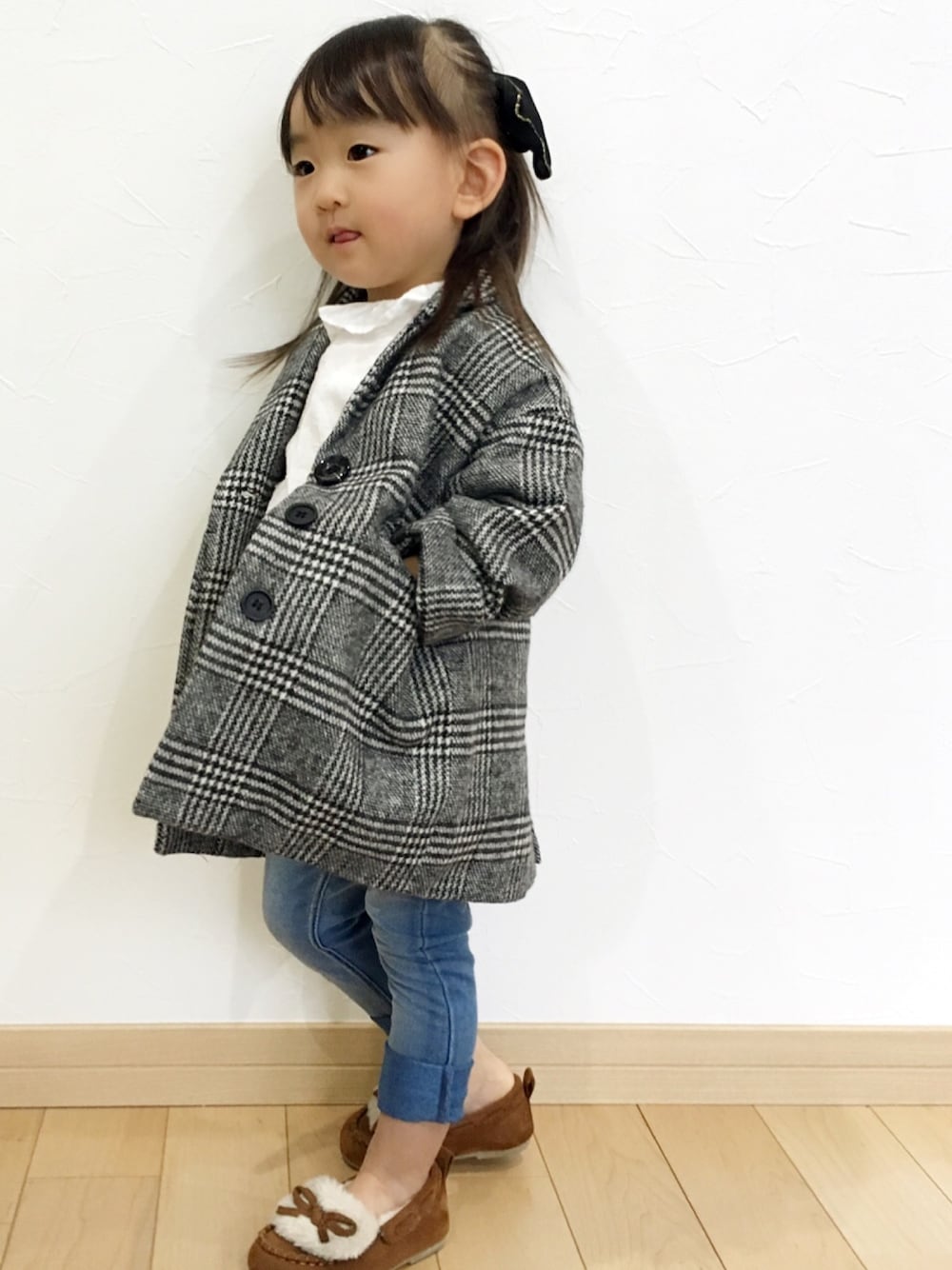 「2歳、女の子、petit main、プティマイン、グレンチェック、チェスターコート、キッズコーデ、バースデイ、H&M、ユニセックス」｜「Birthdayのアイテム（モカシン/デッキシューズ、ブラウン系）」を使った、さーちゃんさん（キッズ・90cm）の秋コーディネートの1枚目の写真