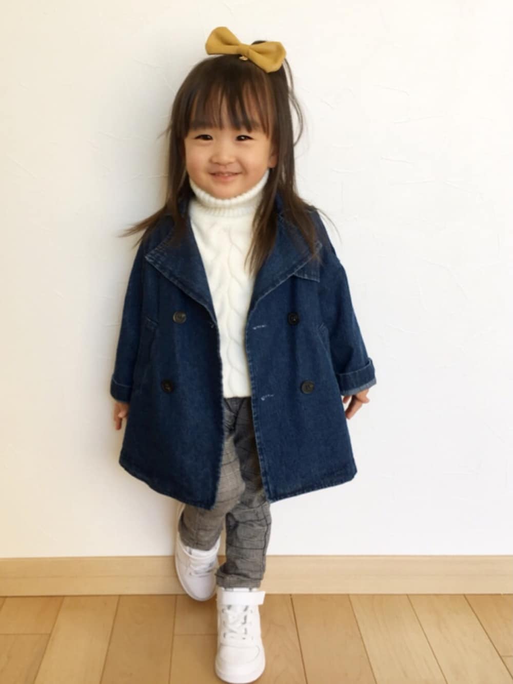 「2歳、女の子、韓国子供服、ハンドメイド、リボン、西松屋、グレンチェック、チェスターコート、セーター、キッズコーデ」｜「NIKEのアイテム（スニーカー、ホワイト系）」を使った、さーちゃんさん（キッズ・90cm）の冬コーディネートの1枚目の写真