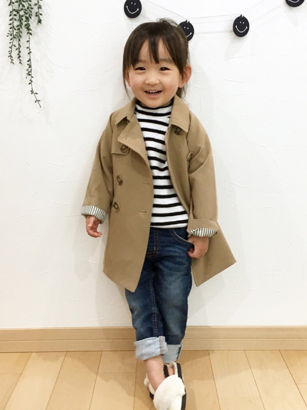「2歳、女の子、キッズコーデ、ユニクロ、バースデイ、プティ、春コーデ、トレンチコート、kids」｜「petit mainのアイテム（シューズ、ホワイト系）」を使った、さーちゃんさん（キッズ・90cm）の春コーディネートの1枚目の写真