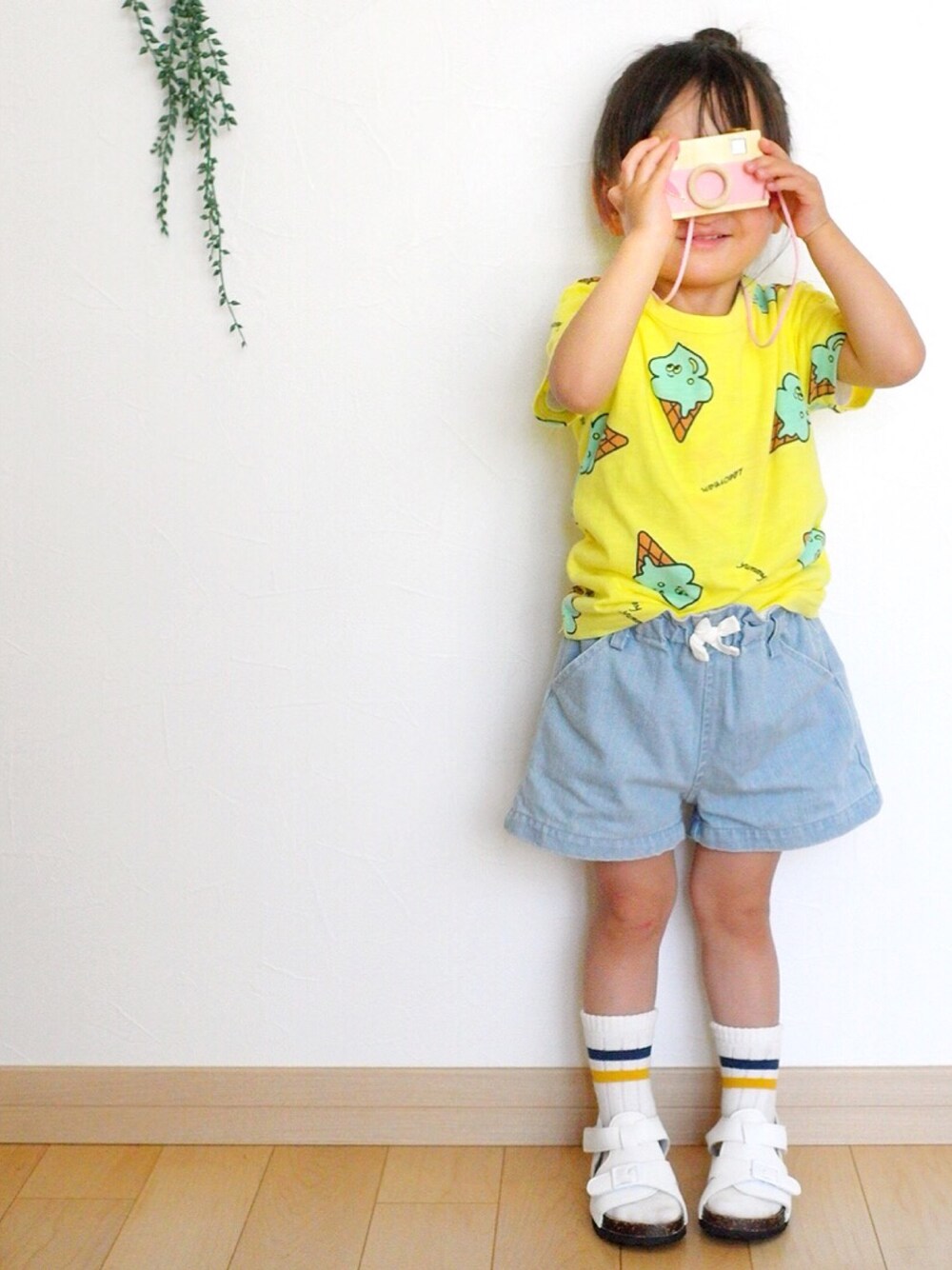 「2歳、キッズファッション、ハンドメイド、キッズコーデ、韓国子供服、プティマイン、petitmain、しまむら、バースデイ」｜「Birthdayのアイテム（サンダル、ホワイト系）」を使った、さーちゃんさん（キッズ・90cm）の春コーディネートの1枚目の写真
