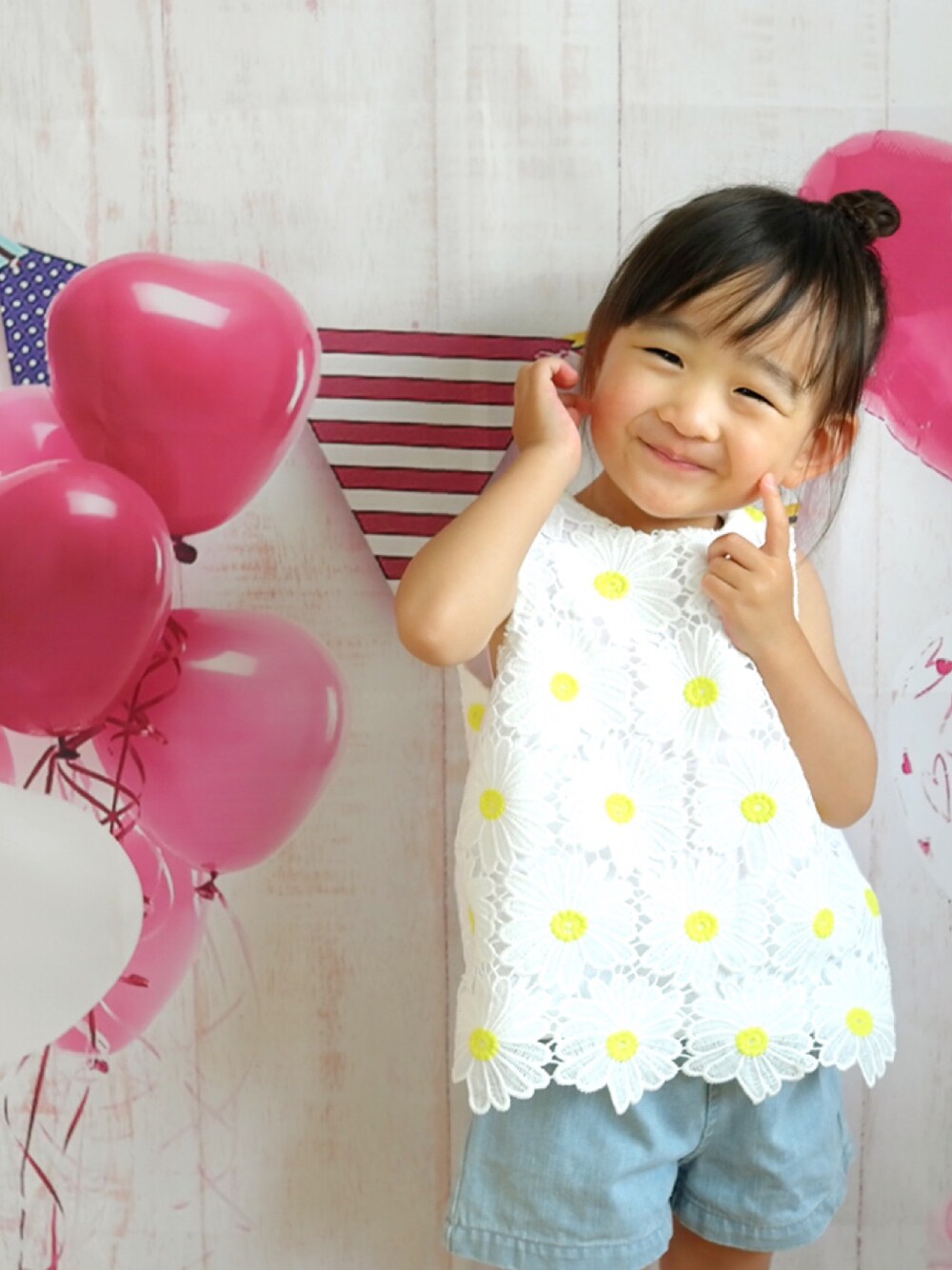 「2歳、petitmain、プティマイン、夏コーデ、キッズコーデ、キッズファッション、背景布、韓国子供服」｜「petit mainのデイジー柄レースＴシャツ（Tシャツ/カットソー、ホワイト系）」を使った、さーちゃんさん（キッズ・90cm）の夏コーディネートの1枚目の写真