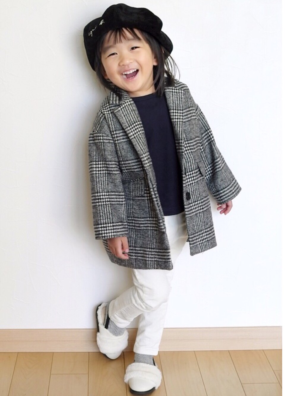 「3歳、女の子、ベレー帽、グレンチェック、petit main、冬コーデ、キッズコーデ、キッズファッション」｜「petit mainのファー付きバブーシュ（サンダル、ホワイト系）」を使った、さーちゃんさん（キッズ・100cm）の冬コーディネートの1枚目の写真