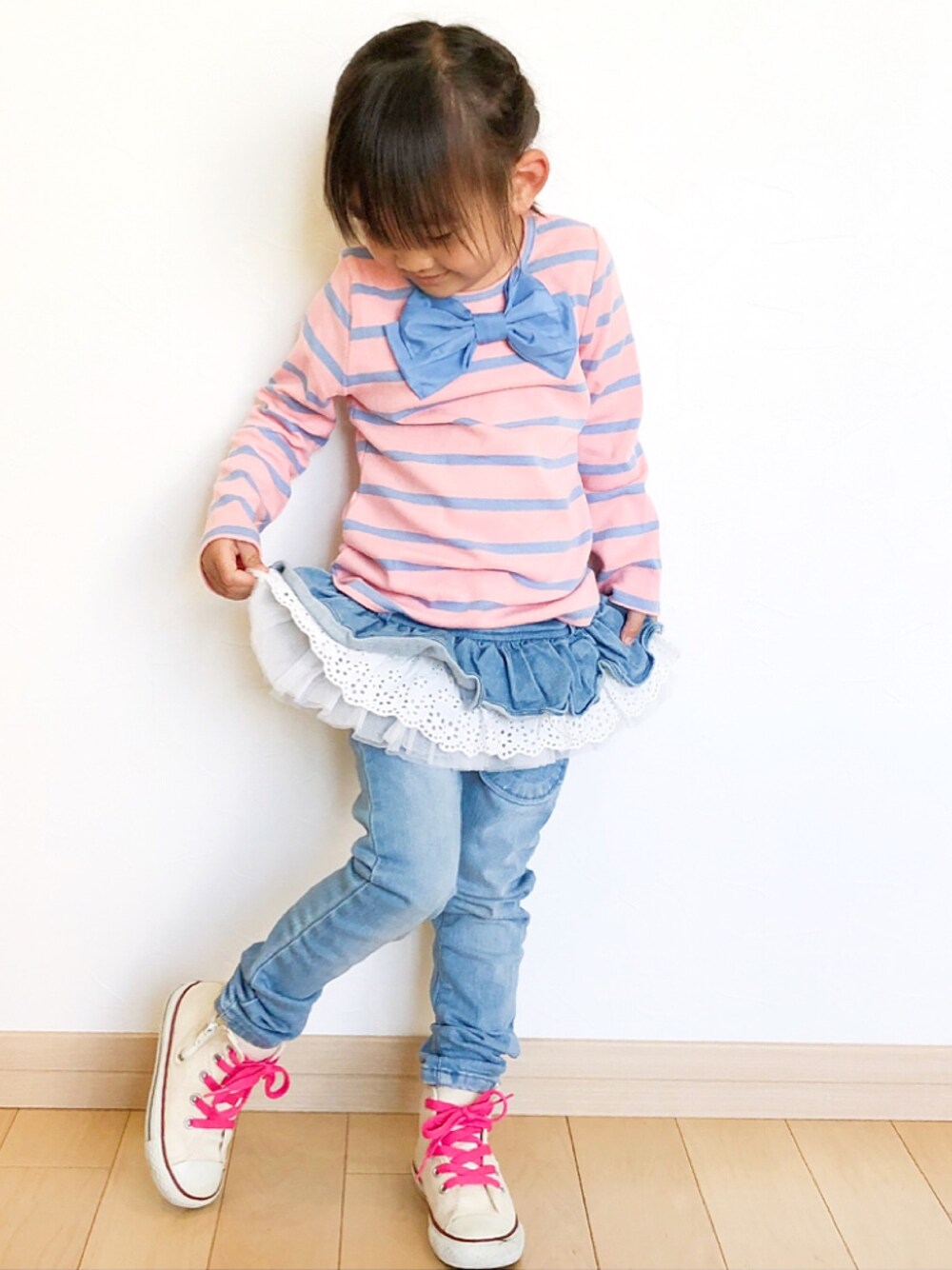 「韓国子供服、子供服Bee、キッズファッション、キッズコーデ、秋のコーデ、ボーダー、おしゃれさんと繋がりたい」｜「CONVERSEのアイテム（スニーカー、ホワイト系）」を使った、さーちゃんさん（キッズ・100cm）の秋コーディネートの1枚目の写真
