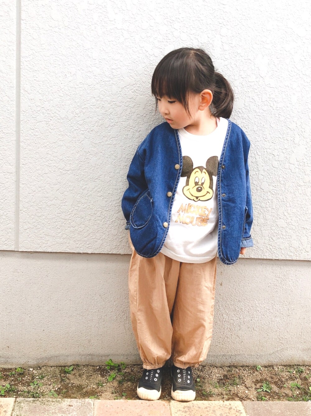 「韓国子供服、デニムジャケット、キッズコーデ、キッズファッション、シンプル、プチプラ、春コーデ」｜「西松屋のアイテム（スニーカー、ブラック系）」を使った、さーちゃんさん（キッズ・100cm）の春コーディネートの1枚目の写真