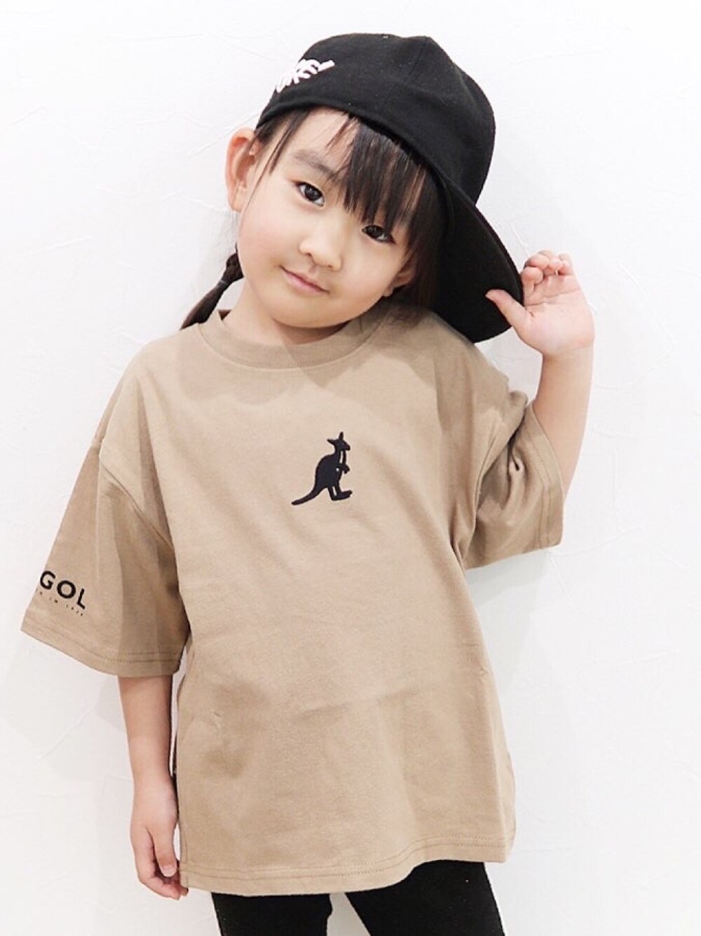 「キッズコーデ、キッズファッション、ビールーム、カンゴール、シンプルコーデ、こどもコーデ、Tシャツ、女の子、おしゃれさんと繋がりたい」｜「b・ROOMの【KANGOL】ロゴ刺しゅうバックプリントビッグシルエットTシャツ（Tシャツ/カットソー、ベージュ系）」を使った、さーちゃんさん（キッズ・100cm）の夏コーディネートの1枚目の写真