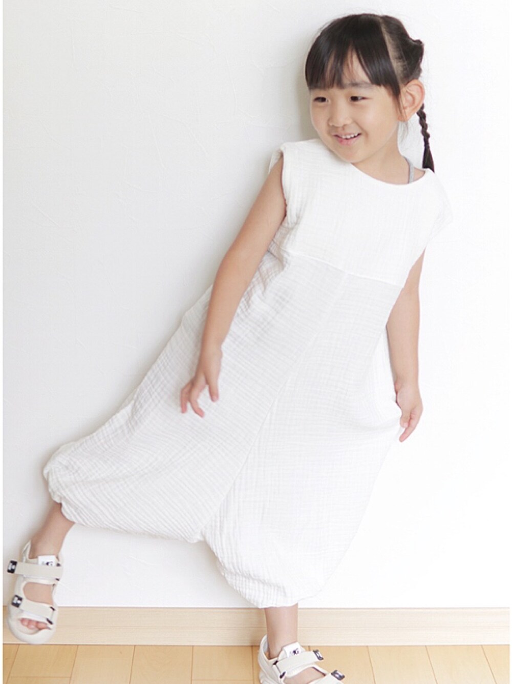 「キッズコーデ、サロペット、夏コーデ、子供服、ハンドメイド、こどもコーデ、ゆるコーデ、女の子、4歳」｜「Handmadeのアイテム（つなぎ/オールインワン、ホワイト系）」を使った、さーちゃんさん（キッズ・100cm）の夏コーディネートの1枚目の写真