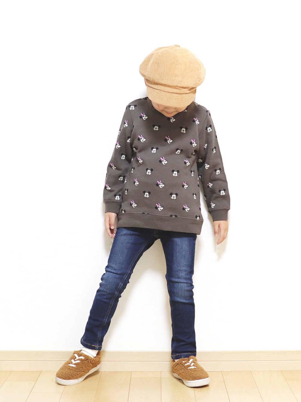 「キャスケット、プティマイン、petit main、ミッキー、ミニー、デニム、ビールーム、キッズコーデ」｜「petit mainの【DISNEY】 裏毛 ミッキー＆ミニーデザイン レイヤード風総柄トレーナー（スウェット、グレー系）」を使った、さーちゃんさん（キッズ・110cm）の冬コーディネートの1枚目の写真