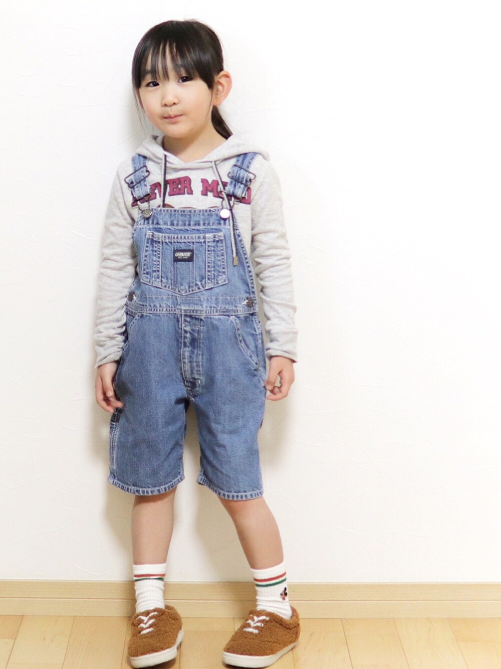 「ヒスミニ、オシュコシュ、サロペット、petit main、ミッキー、ビールーム、キッズコーデ、キッズファッション」｜「HYSTERIC GLAMOURのアイテム（パーカー、グレー系）」を使った、さーちゃんさん（キッズ・110cm）の冬コーディネートの1枚目の写真
