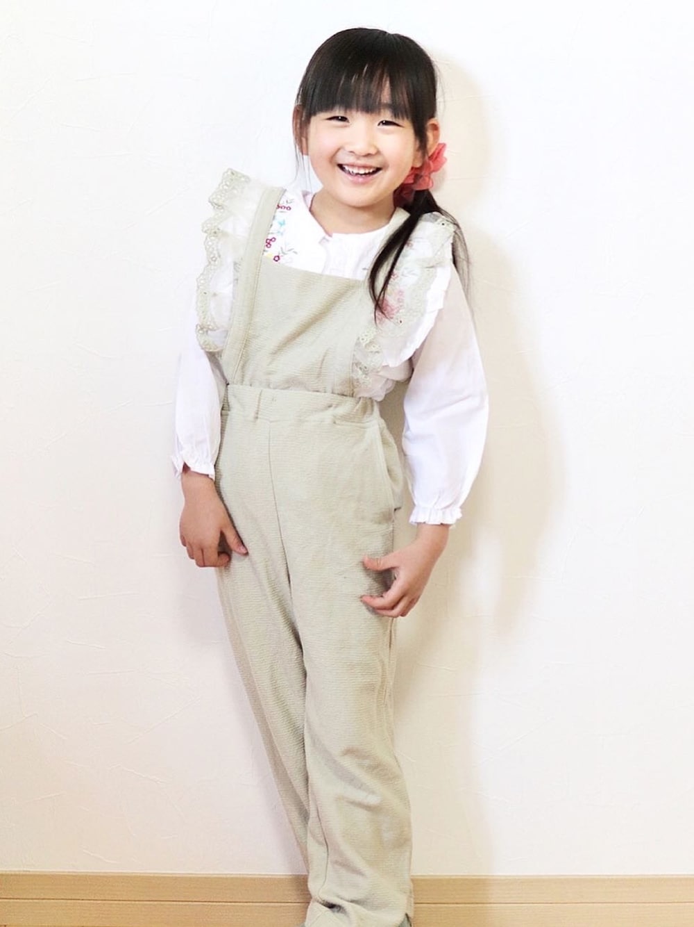 「petit main、女の子コーデ、サロペット、キッズコーデ」｜「petit mainのショルダーレースフリルサロペットパンツ（その他パンツ、グリーン系）」を使った、さーちゃんさん（キッズ・110cm）の冬コーディネートの1枚目の写真