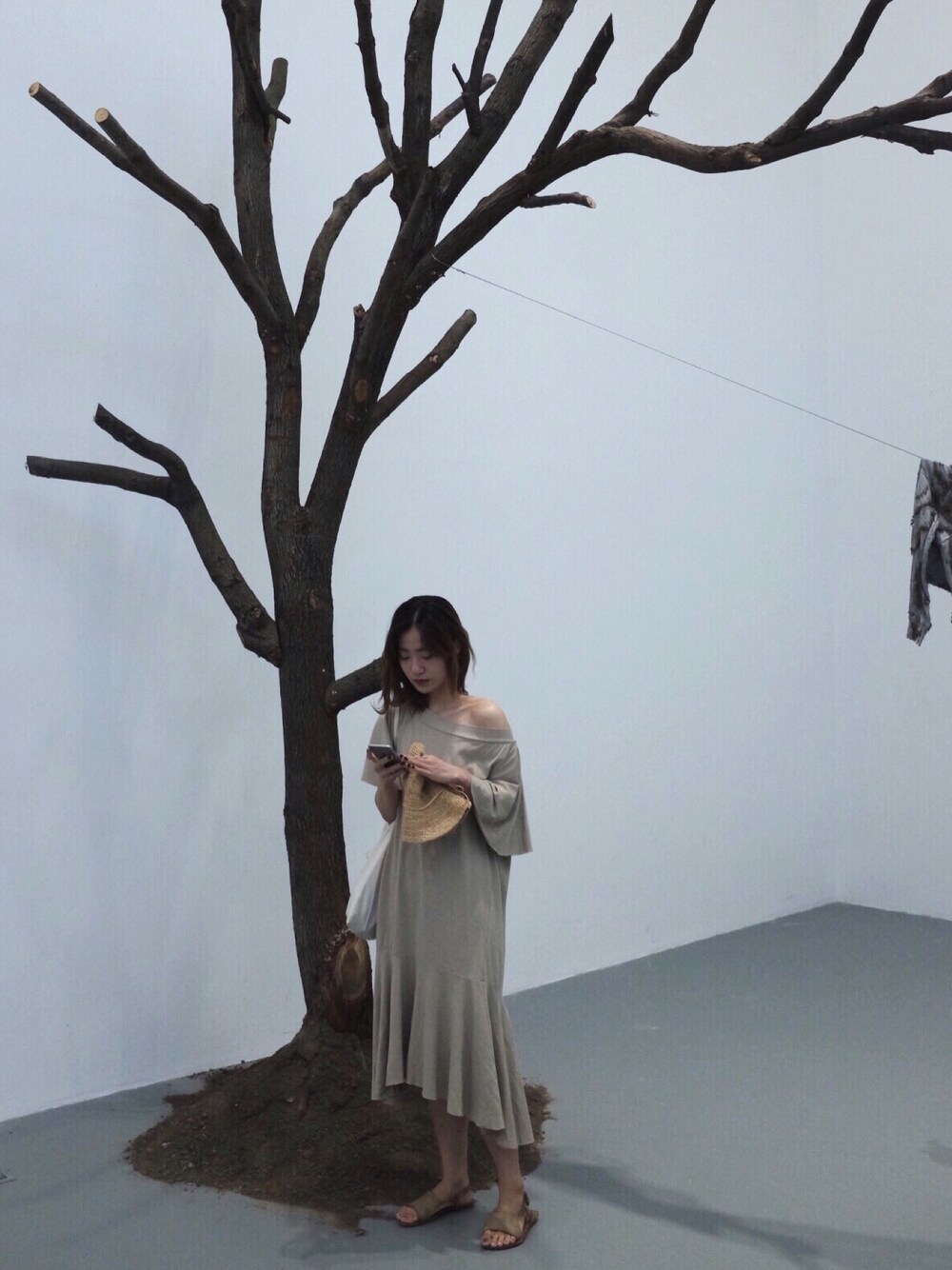「看展穿搭、シンプル、パンツスタイル、夏コーデ、休日コーデ、fashion、大人カジュアル」｜「BEAMSのアイテム（ショルダーバッグ、ホワイト系）」を使った、_chanさん（レディース・167cm）の夏コーディネートの1枚目の写真