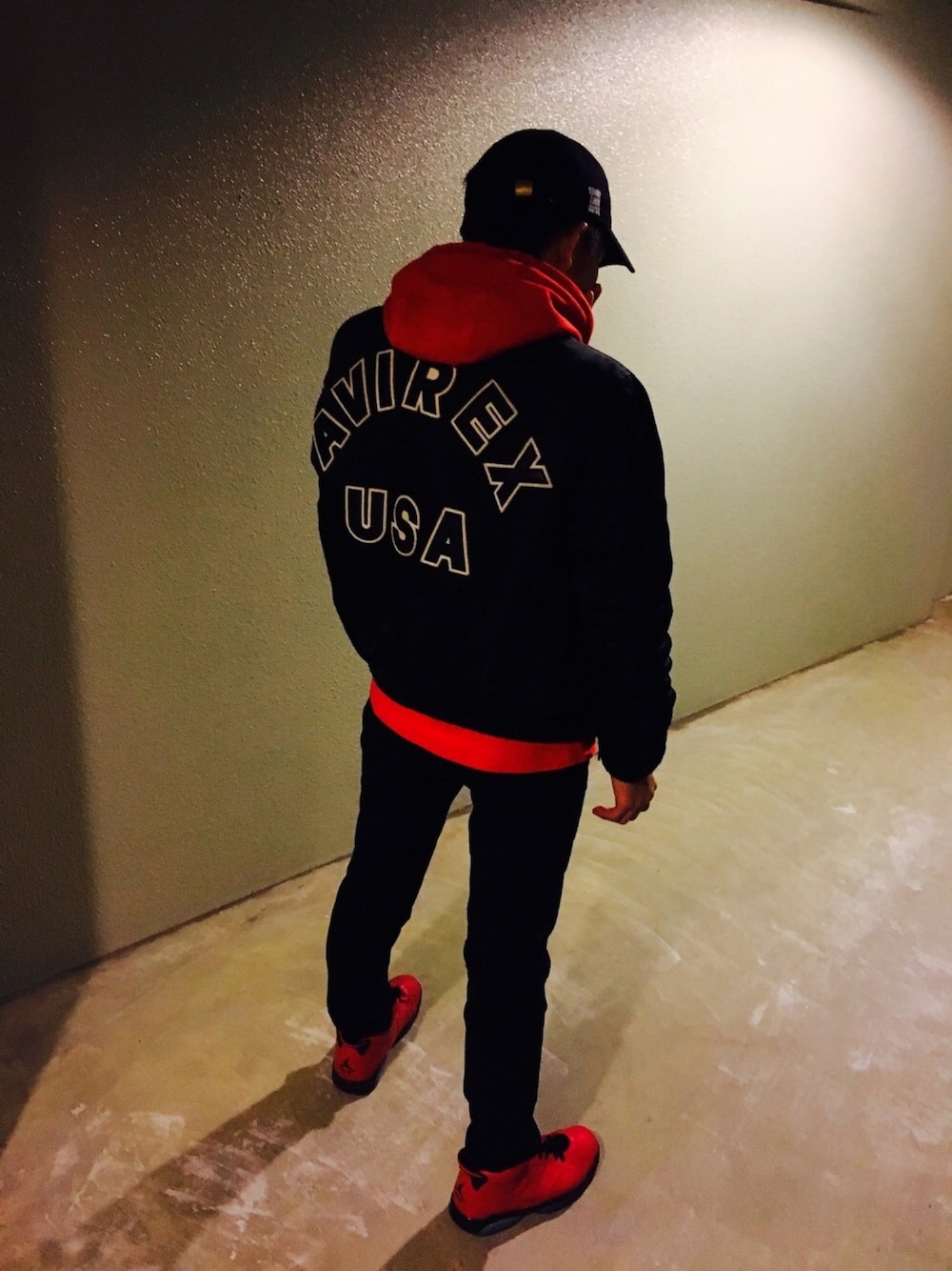 「　、AVIREX、NIKE、jordan6、infrared23」｜「AIR JORDANのアイテム（スニーカー、レッド系）」を使った、K11さん（メンズ・171cm）の冬コーディネートの1枚目の写真