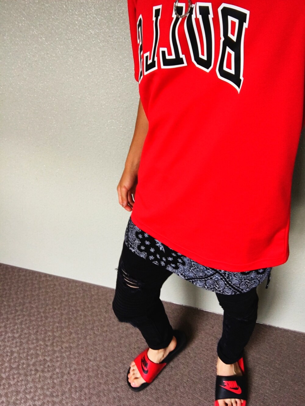 「×、黒赤、NIKE、ベナッシ、Bulls、ペイズリー柄」｜「NIKEのアイテム（サンダル、レッド系）」を使った、K11さん（メンズ・173cm）の夏コーディネートの1枚目の写真