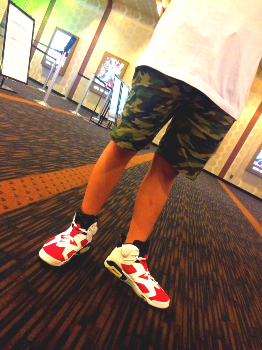 「夏、ハーフパンツ、迷彩柄、NIKE AIR JORDAN 6 RETRO、AJ6、carmine、ハイカットスニーカー、足元倶楽部、足元くら部、足元」｜「AIR JORDANのNIKE AIR JORDAN 6 CARMINE（スニーカー、レッド系）」を使った、K11さん（メンズ・172cm）の夏コーディネートの1枚目の写真