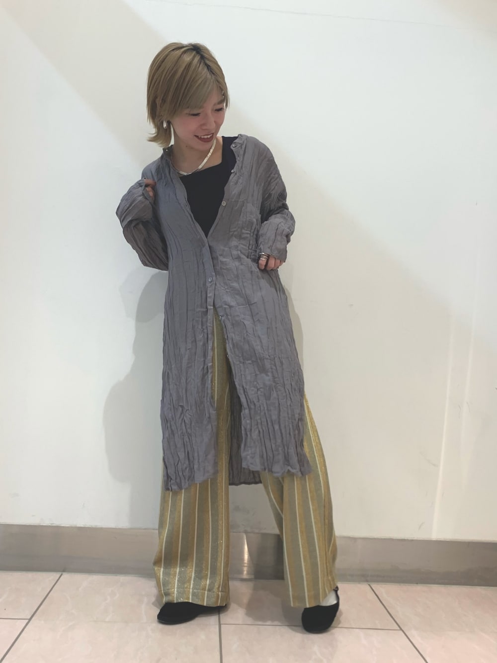 グレー系のシャツ/ブラウス、ベージュ系のその他パンツ、ブラック系のその他シューズを着用したレディースの春コーディネートの1枚目の写真