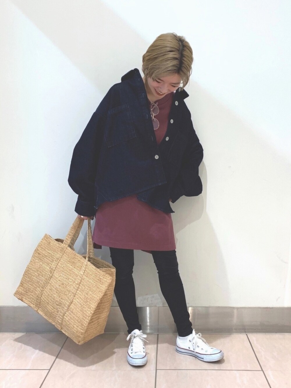 ブルー系のデニムジャケット、レッド系のTシャツ/カットソー、ブラック系のデニムパンツを着用したレディースの春コーディネートの1枚目の写真