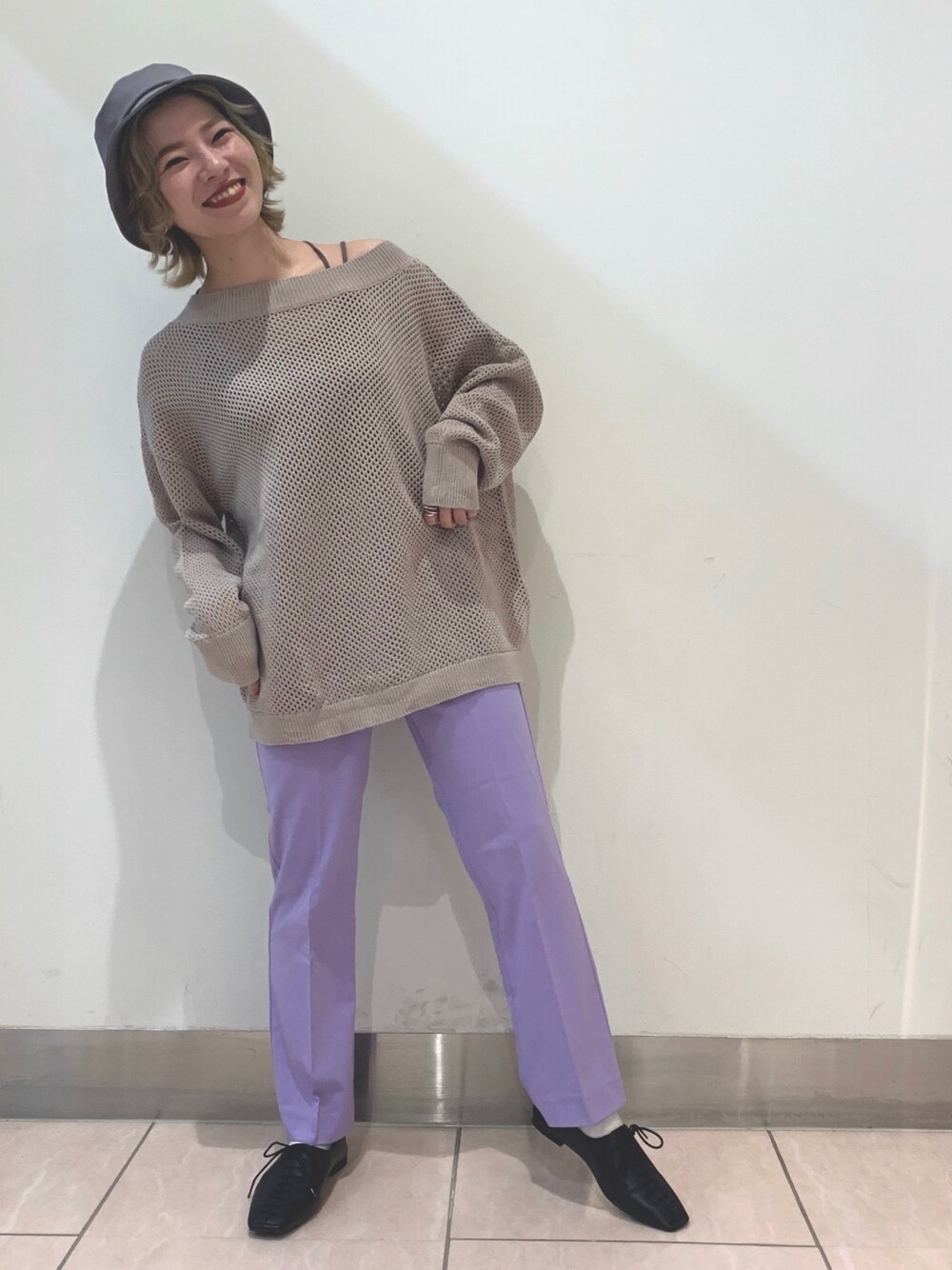 ベージュ系のトップス、パープル系のその他パンツ、ブラック系のバレエシューズを着用したレディースの春コーディネートの1枚目の写真