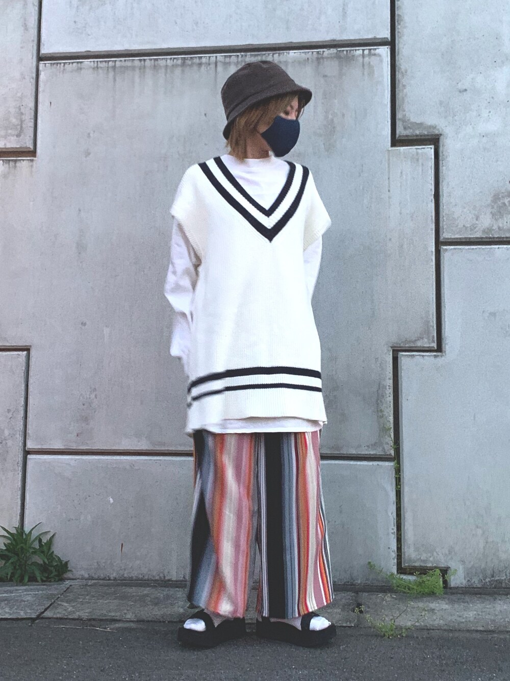 ホワイト系のベスト、ホワイト系のTシャツ/カットソー、その他のその他パンツを着用したレディースの春コーディネートの1枚目の写真