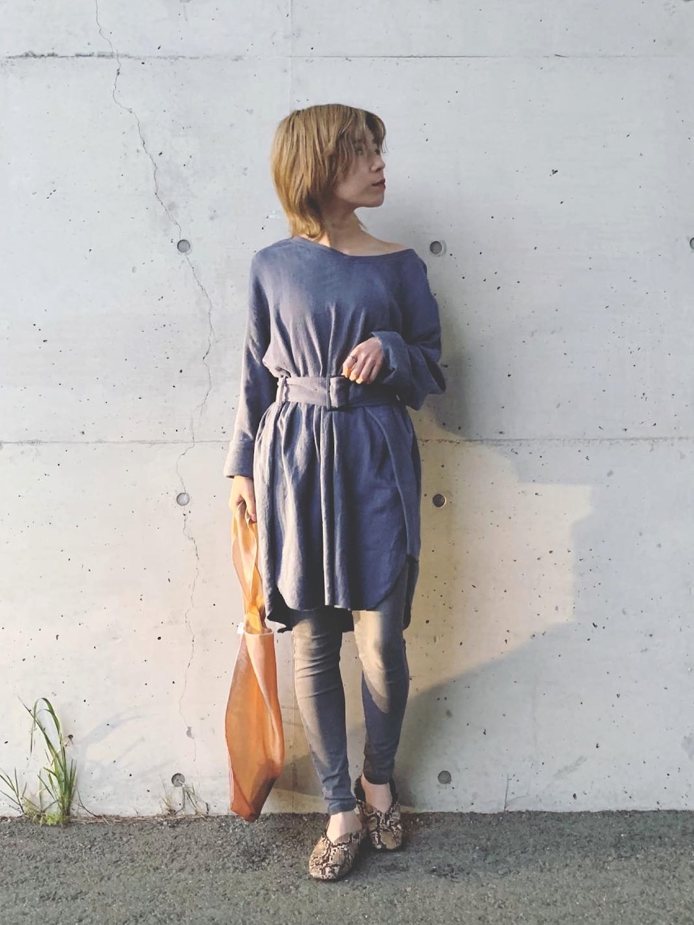 ブルー系のTシャツ/カットソー、グレー系のデニムパンツ、その他のパンプスを着用したレディースの春コーディネートの1枚目の写真