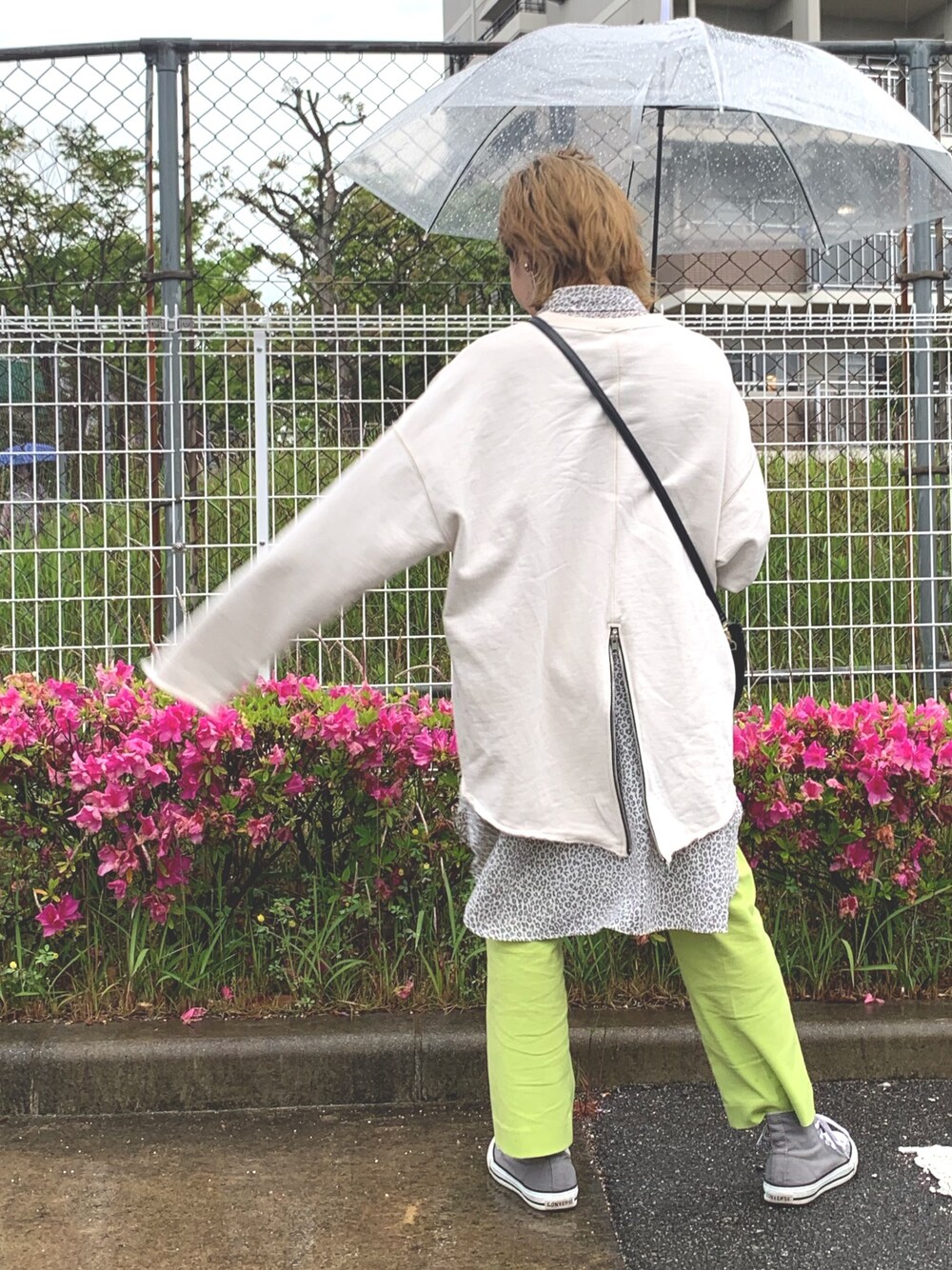 「休日スタイル、大人カジュアル、カジュアル、ゆるコーデ、低身長、カラーパンツ、レイヤードスタイル、おしゃれさんと繋がりたい、春コーデ、重ね着」｜「JEANASISのバックスリットZIPウラケプルオーバー/868775（スウェット、ホワイト系）」を使った、もえぴさん（レディース・150cm）の春コーディネートの1枚目の写真