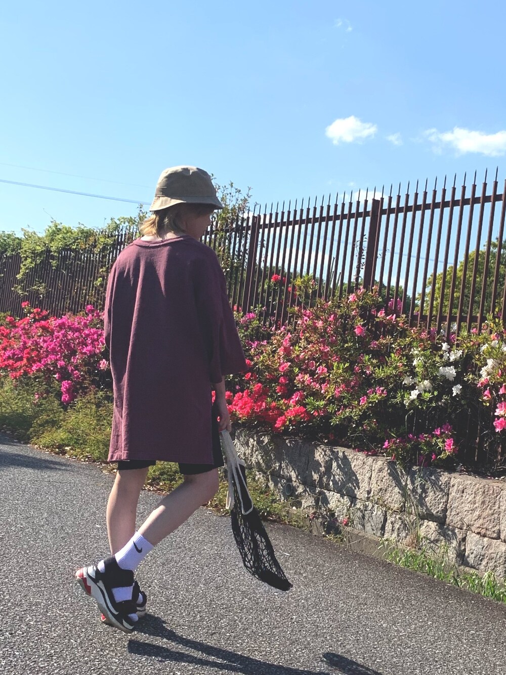 「カジュアル、シンプル、ootd、着回しコーデ、ゆるコーデ、スポーツミックス、スポーティ、低身長コーデ、おしゃれさんと繋がりたい、サンダル」｜「JEANASISのBIGスリットTEE/884386（Tシャツ/カットソー、レッド系）」を使った、もえぴさん（レディース・150cm）の春コーディネートの1枚目の写真