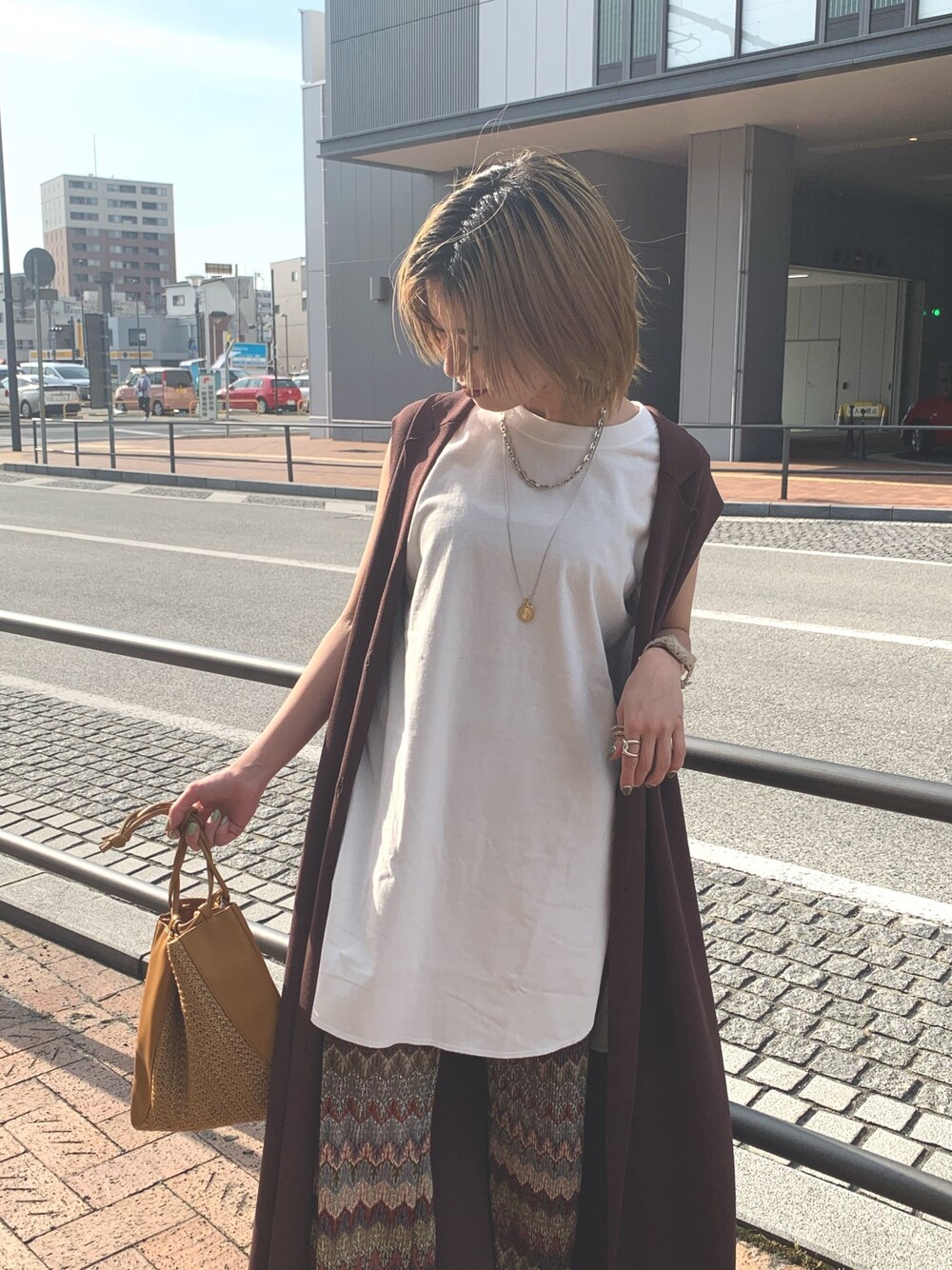 ホワイト系のTシャツ/カットソー、ブラウン系のベスト、ブラウン系のその他パンツを着用したレディースの春コーディネートの1枚目の写真