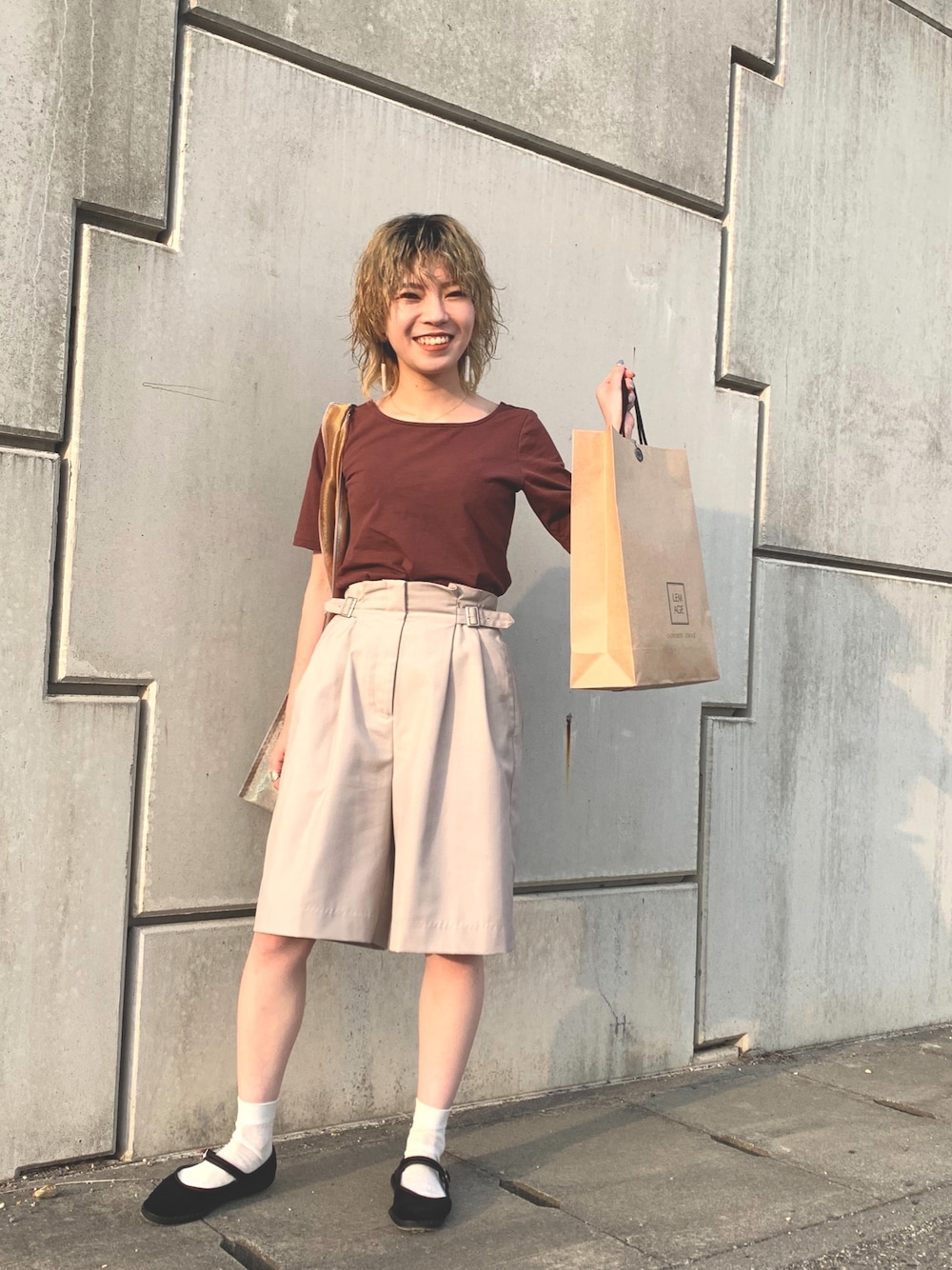 「春夏コーデ、おしゃれさんと繋がりたい、大人カジュアル、休日スタイル、きれいめカジュアル、低身長コーデ、着回しコーデ、ベージュ、シンプルコーデ、カジュアル」｜「JEANASISのハイウエストグルカキュロット/887213（その他パンツ、ベージュ系）」を使った、もえぴさん（レディース・150cm）の春コーディネートの1枚目の写真