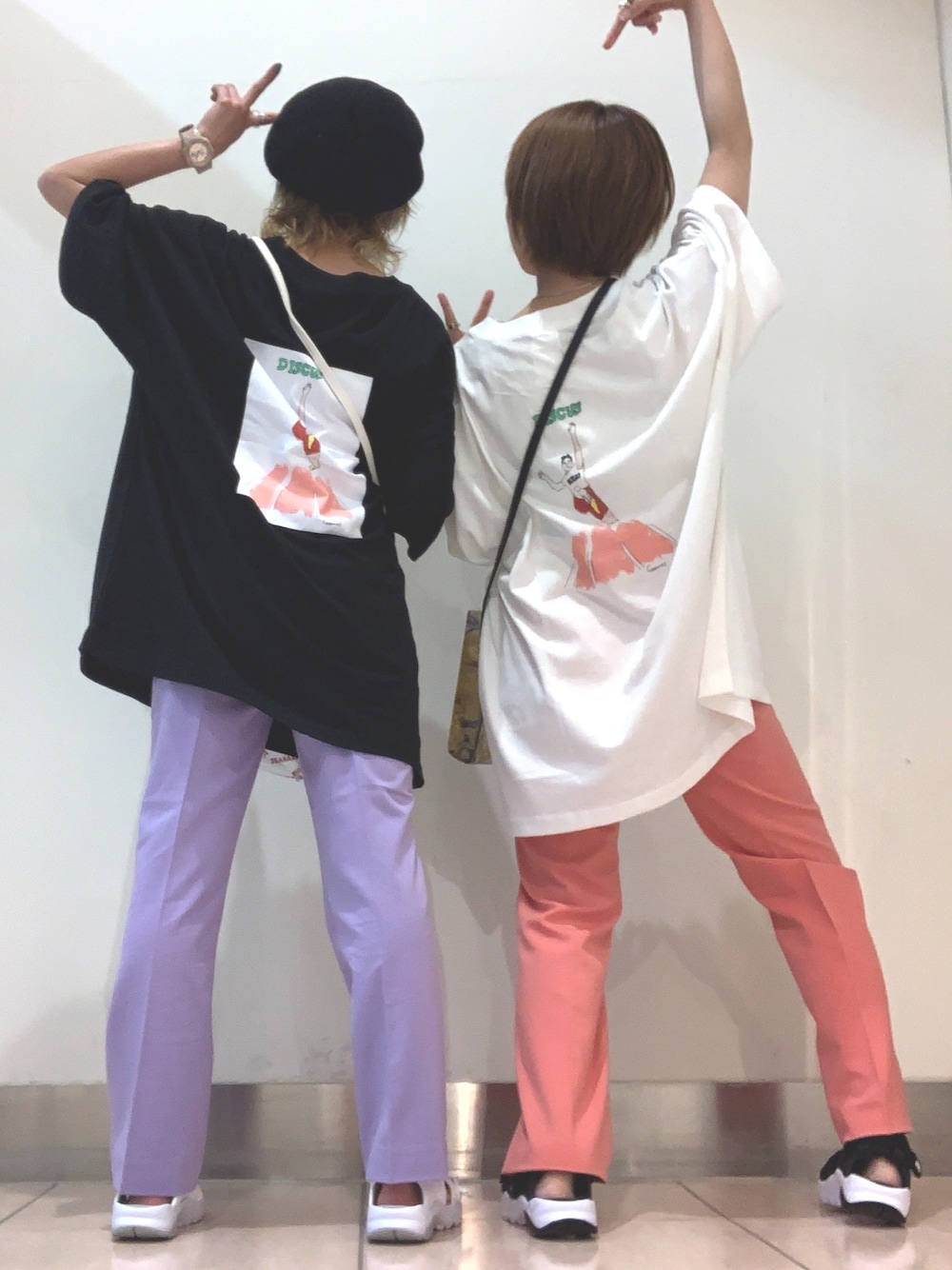 「シミラールック、おそろいコーデ、カラーパンツ、夏コーデ、シンプル、カジュアル、リラックススタイル、低身長、ootd、サンダル」｜「JEANASISのJS*DISCUSコラボTEE/880663（Tシャツ/カットソー、ブラック系）」を使った、もえぴさん（レディース・150cm）の春コーディネートの1枚目の写真