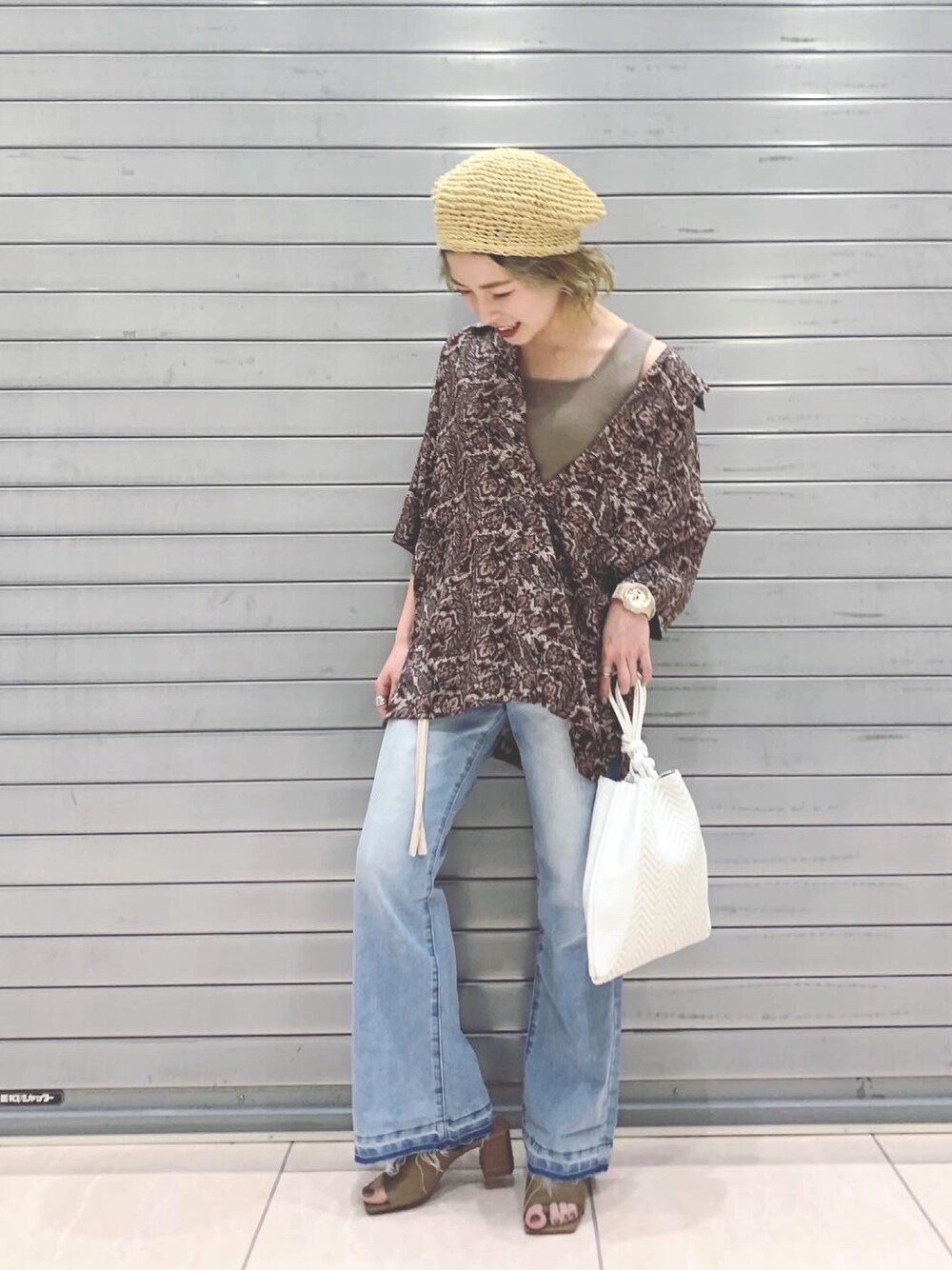 ブラウン系のシャツ/ブラウス、ベージュ系のニット/セーター、ホワイト系のショルダーバッグを着用したレディースの夏コーディネートの1枚目の写真