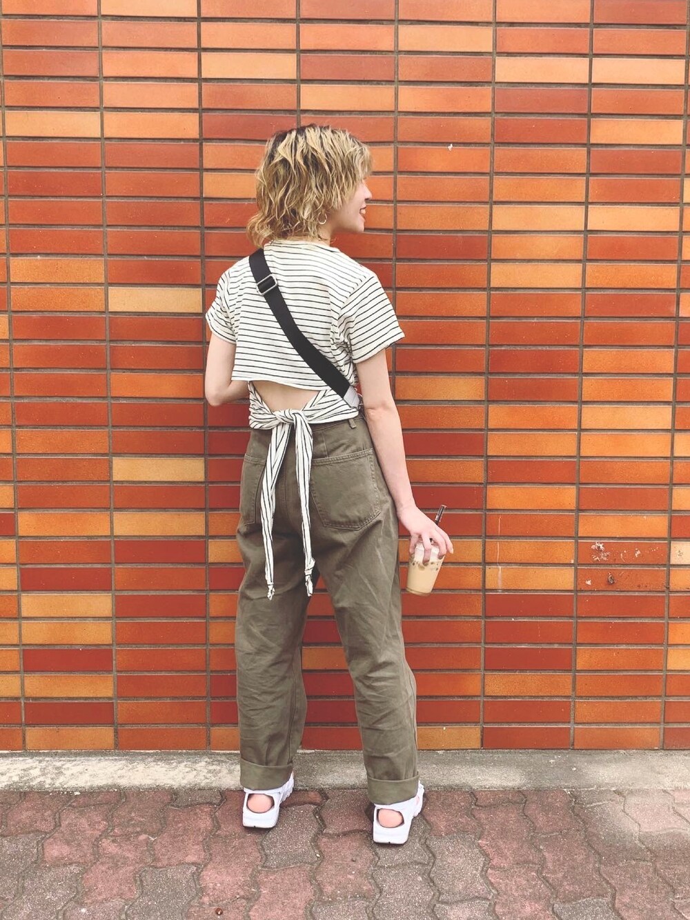 グリーン系のデニムパンツ、その他のTシャツ/カットソー、グレー系のショルダーバッグを着用したレディースの夏コーディネートの1枚目の写真