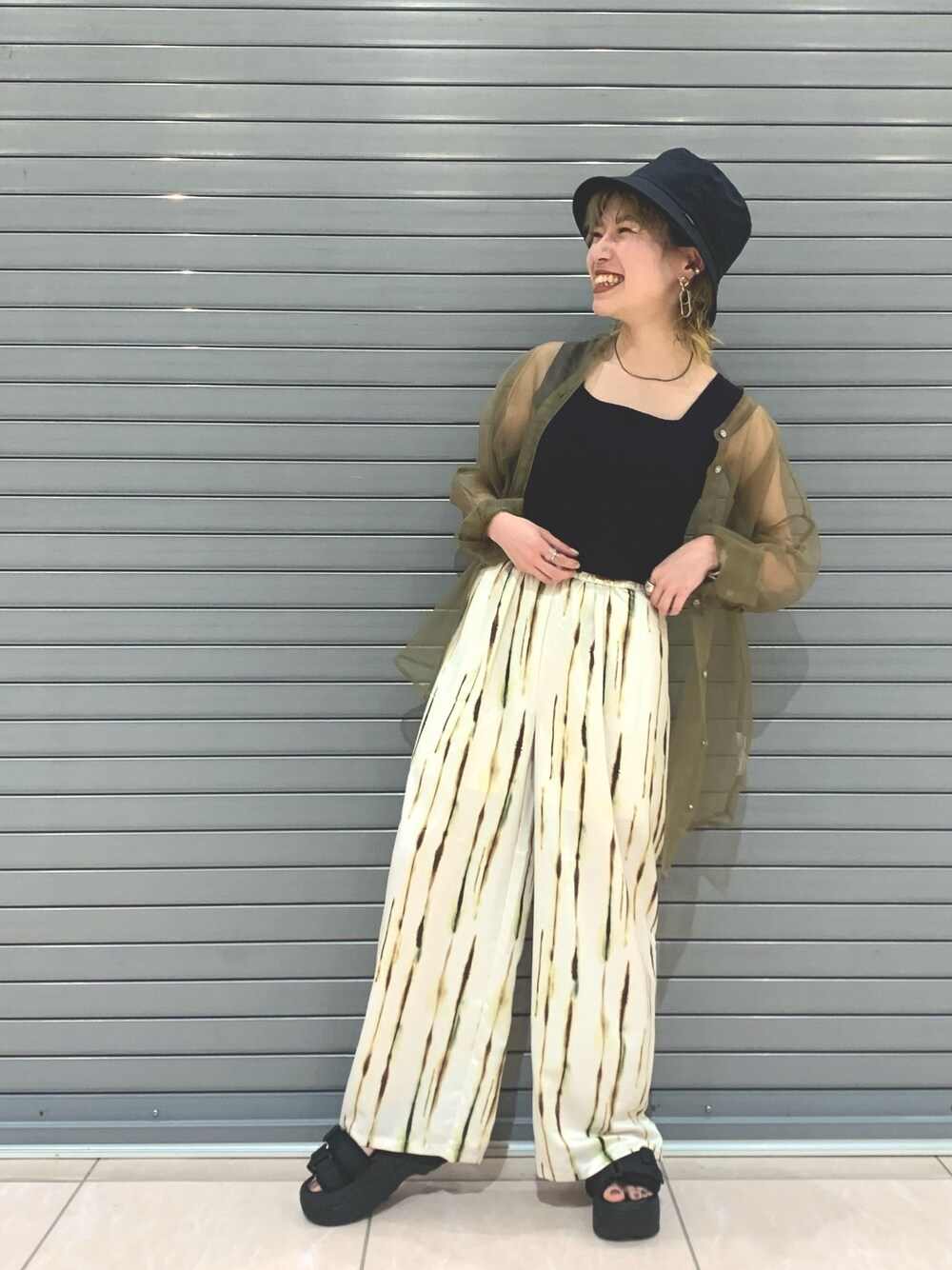 パープル系のニット/セーター、ベージュ系のシャツ/ブラウス、グリーン系のその他パンツを着用したレディースの夏コーディネートの1枚目の写真