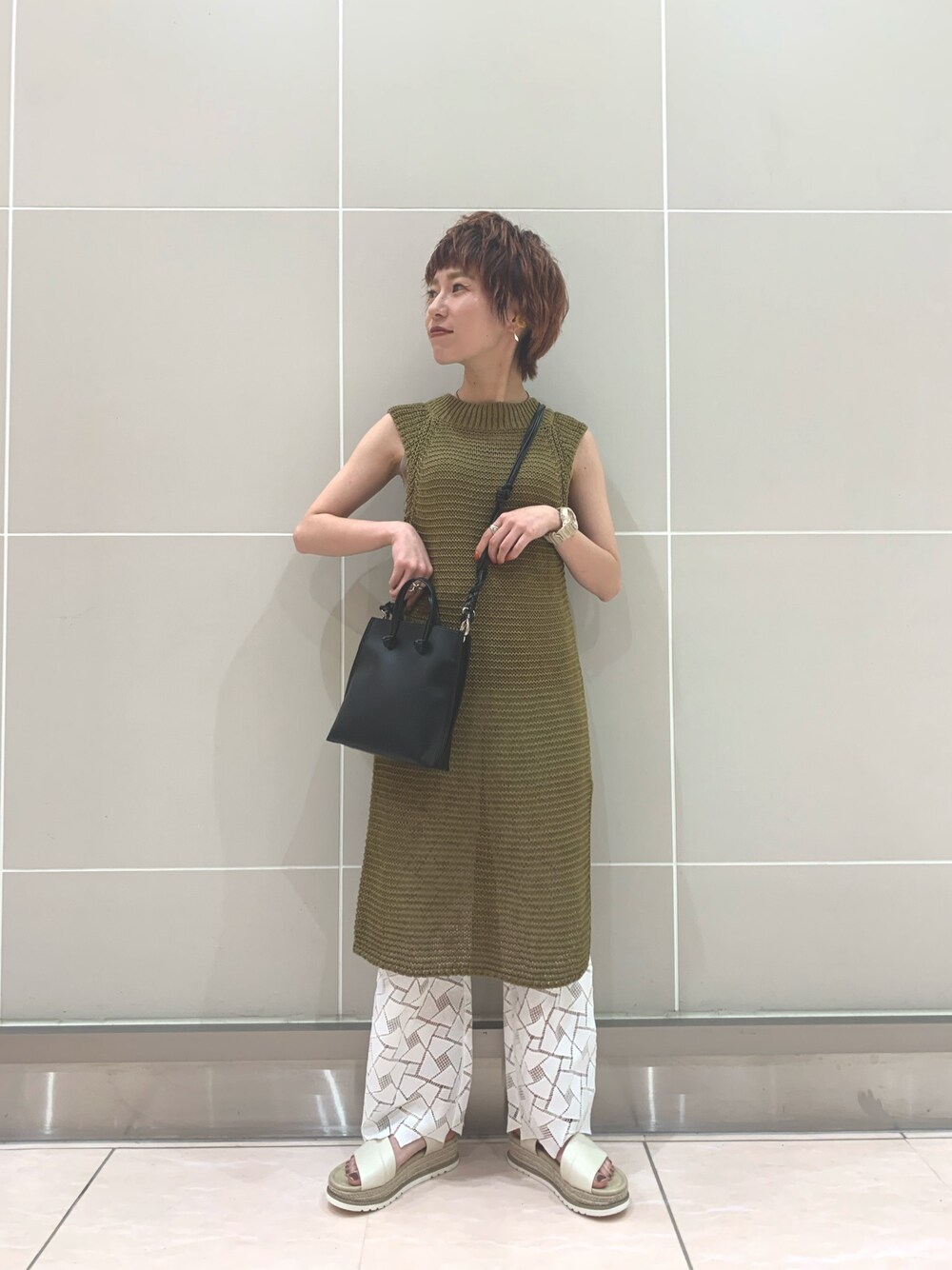 「大人カジュアル、楽チンコーデ、オトナ女子、ラフ、夏、厚底サンダル、カジュアル、おしゃれさんと繋がりたい、低身長コーデ、サマーニット」｜「JEANASISの3GコードヤーンロングNS/893542（ベスト、ブラック系）」を使った、もえぴさん（レディース・150cm）の夏コーディネートの1枚目の写真
