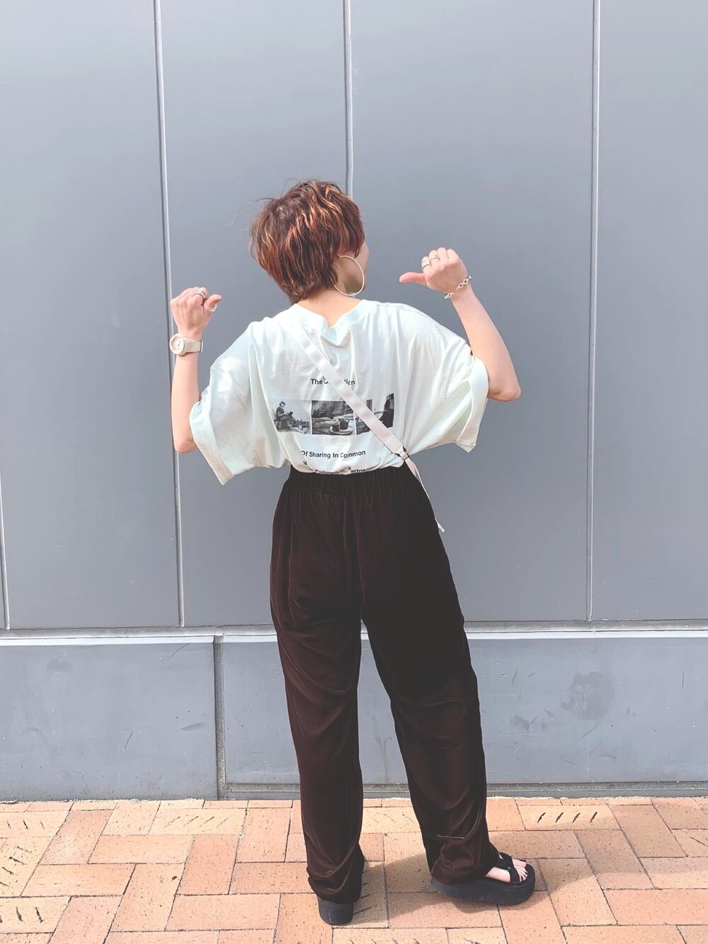 「夏コーデ、大人カジュアル、パンツスタイル、シンプル、カジュアル、おしゃれさんと繋がりたい、サンダル、Tシャツ、オトナカジュアル、低身長」｜「JEANASISの【Charity TEE】バックフォトプリントT/895008（Tシャツ/カットソー、グリーン系）」を使った、もえぴさん（レディース・150cm）の夏コーディネートの1枚目の写真